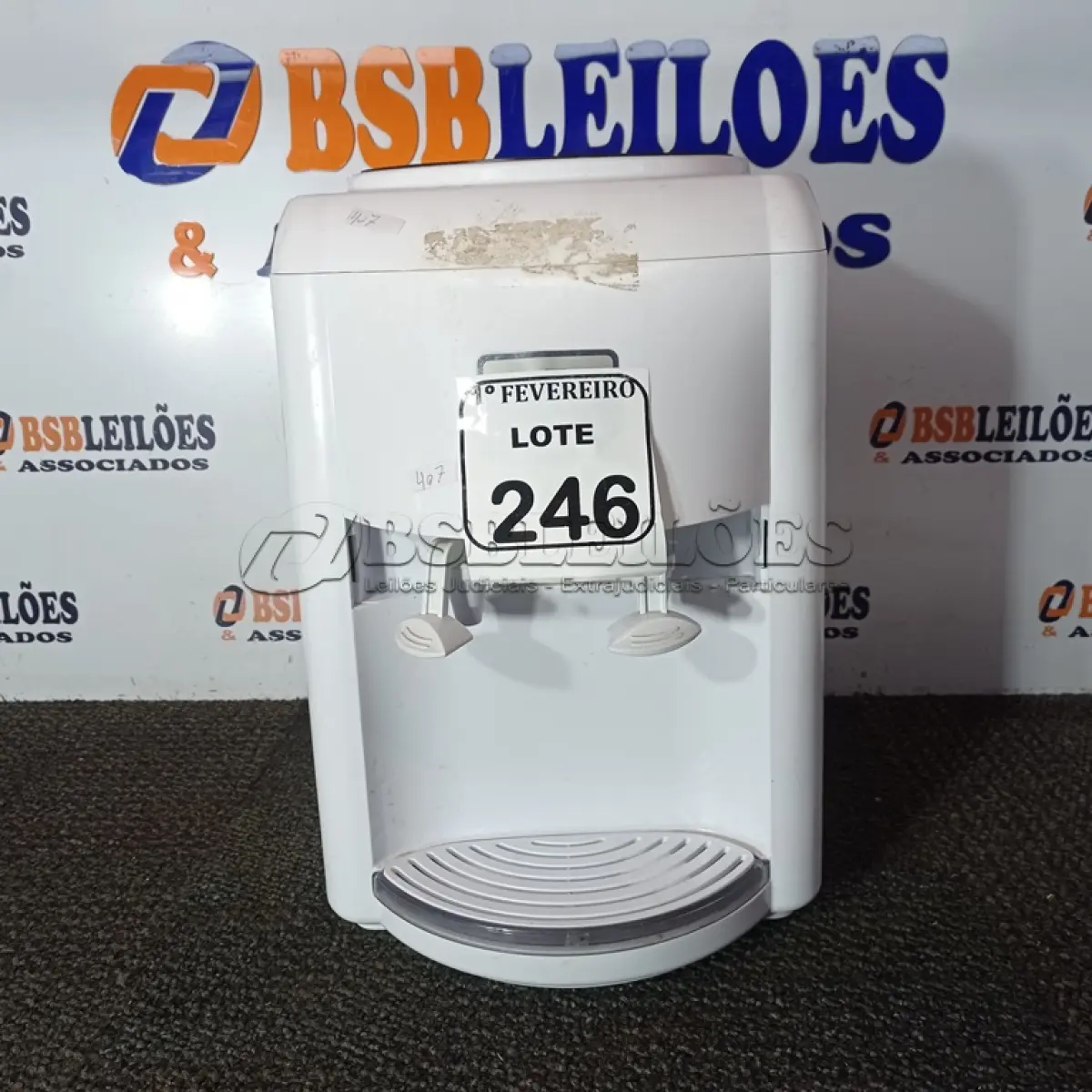 LOTE 246 - 01 BEBEDOURO TIPO GARRAFÃO. (NO ESTADO) ATENÇÃO! FAZER A VISITAÇÃO ANTES DE ARREMATAR, NÃO SABEMOS SE FUNCIONA. LEILÃO NÃO TEM GARANTIA E NEM DEVOLUÇÃO, SUJEITO A POSSÍVEIS AVARIAS VISÍVEIS/OCULTAS E/OU AUSÊNCIA DE COMPONENTES.
