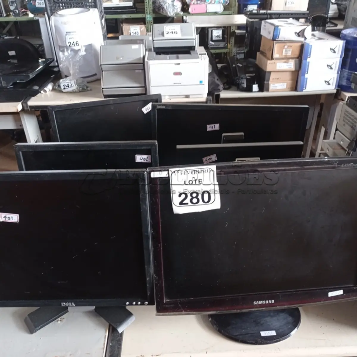 LOTE 280 - 07 MONITORES DIVERSOS. (NO ESTADO) ATENÇÃO! FAZER A VISITAÇÃO ANTES DE ARREMATAR, NÃO SABEMOS SE FUNCIONA. LEILÃO NÃO TEM GARANTIA E NEM DEVOLUÇÃO, SUJEITO A POSSÍVEIS AVARIAS VISÍVEIS/OCULTAS E/OU AUSÊNCIA DE COMPONENTES.