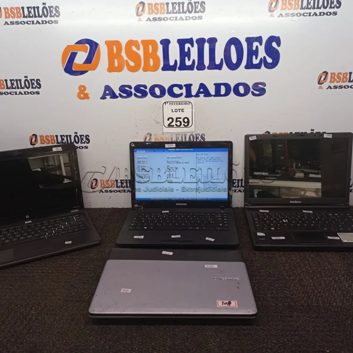 LOTE 259 - 04 NOTEBOOK’S PARA RETIRADA DE PEÇAS. (NO ESTADO) ATENÇÃO! FAZER A VISITAÇÃO ANTES DE ARREMATAR, NÃO SABEMOS SE FUNCIONA. LEILÃO NÃO TEM GARANTIA E NEM DEVOLUÇÃO, SUJEITO A POSSÍVEIS AVARIAS VISÍVEIS/OCULTAS E/OU AUSÊNCIA DE COMPONENTES.