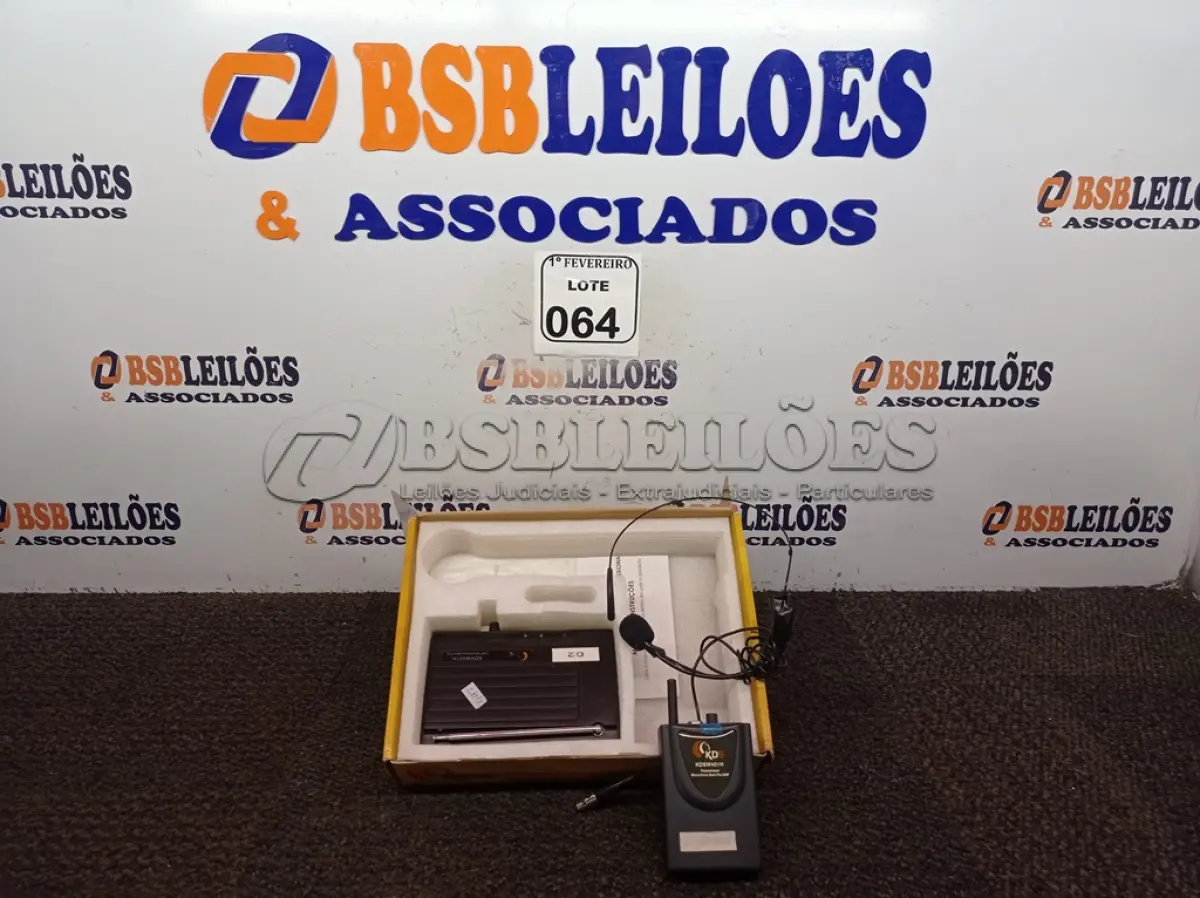 LOTE 064 - 01 BASE COM 01 MICROFONE SEM FIO MARCA KADOSH. (NO ESTADO) ATENÇÃO! FAZER A VISITAÇÃO ANTES DE ARREMATAR, NÃO SABEMOS SE FUNCIONA. LEILÃO NÃO TEM GARANTIA E NEM DEVOLUÇÃO, SUJEITO A POSSÍVEIS AVARIAS VISÍVEIS/OCULTAS E/OU AUSÊNCIA DE COMPONENTES.