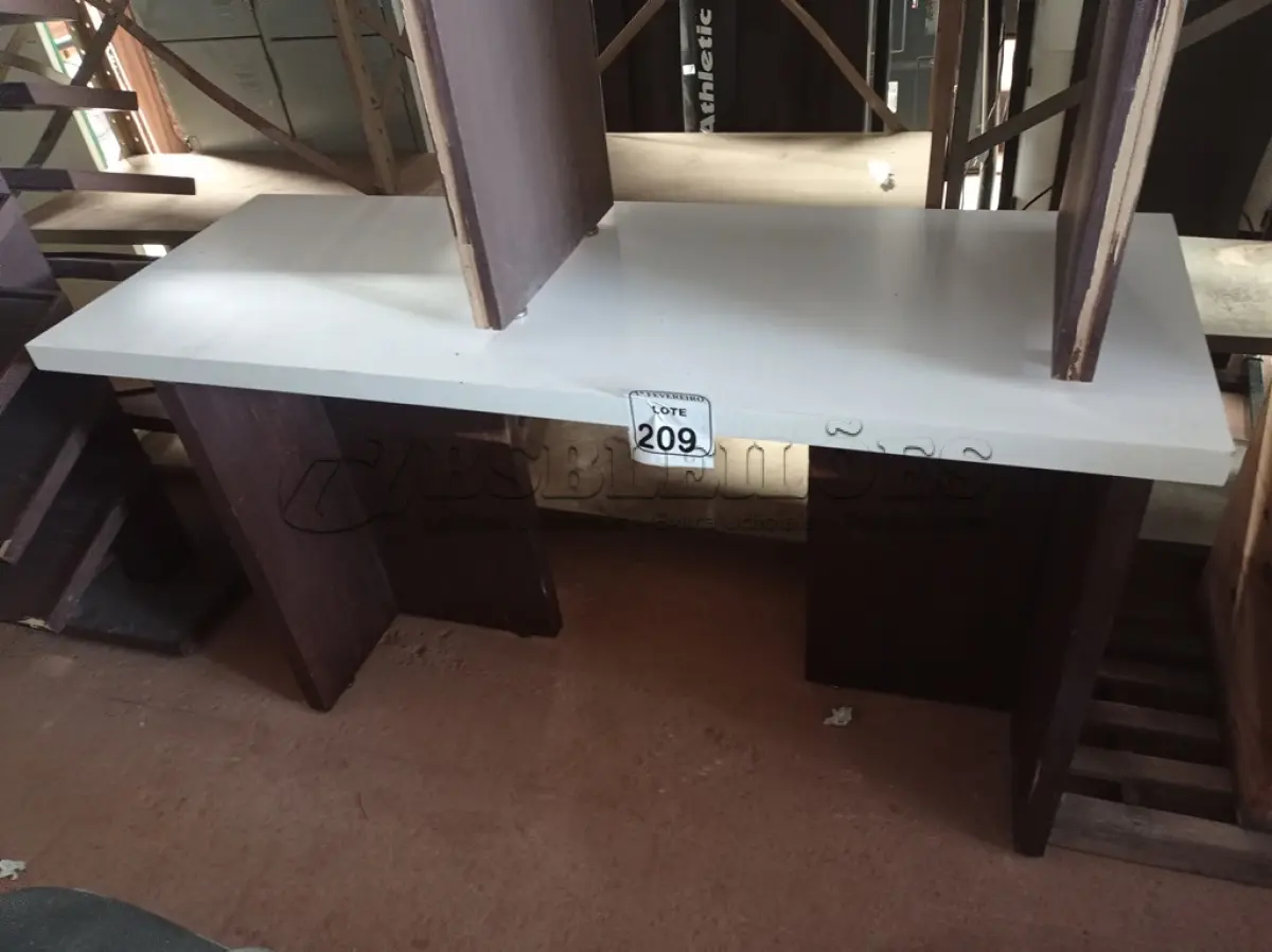 LOTE 209 - 01 MESA DE CENTRO EM MADEIRA. (NO ESTADO) ATENÇÃO! FAZER A VISITAÇÃO ANTES DE ARREMATAR, NÃO SABEMOS SE FUNCIONA. LEILÃO NÃO TEM GARANTIA E NEM DEVOLUÇÃO, SUJEITO A POSSÍVEIS AVARIAS VISÍVEIS/OCULTAS E/OU AUSÊNCIA DE COMPONENTES.