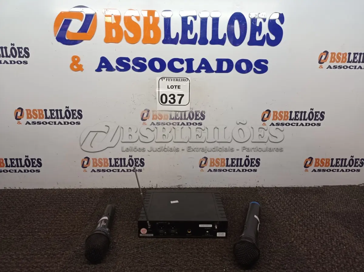 LOTE 037 - 01 BASE COM 02 MICROFONES LAPELA. (NO ESTADO) ATENÇÃO! FAZER A VISITAÇÃO ANTES DE ARREMATAR, NÃO SABEMOS SE FUNCIONA. LEILÃO NÃO TEM GARANTIA E NEM DEVOLUÇÃO, SUJEITO A POSSÍVEIS AVARIAS VISÍVEIS/OCULTAS E/OU AUSÊNCIA DE COMPONENTES.