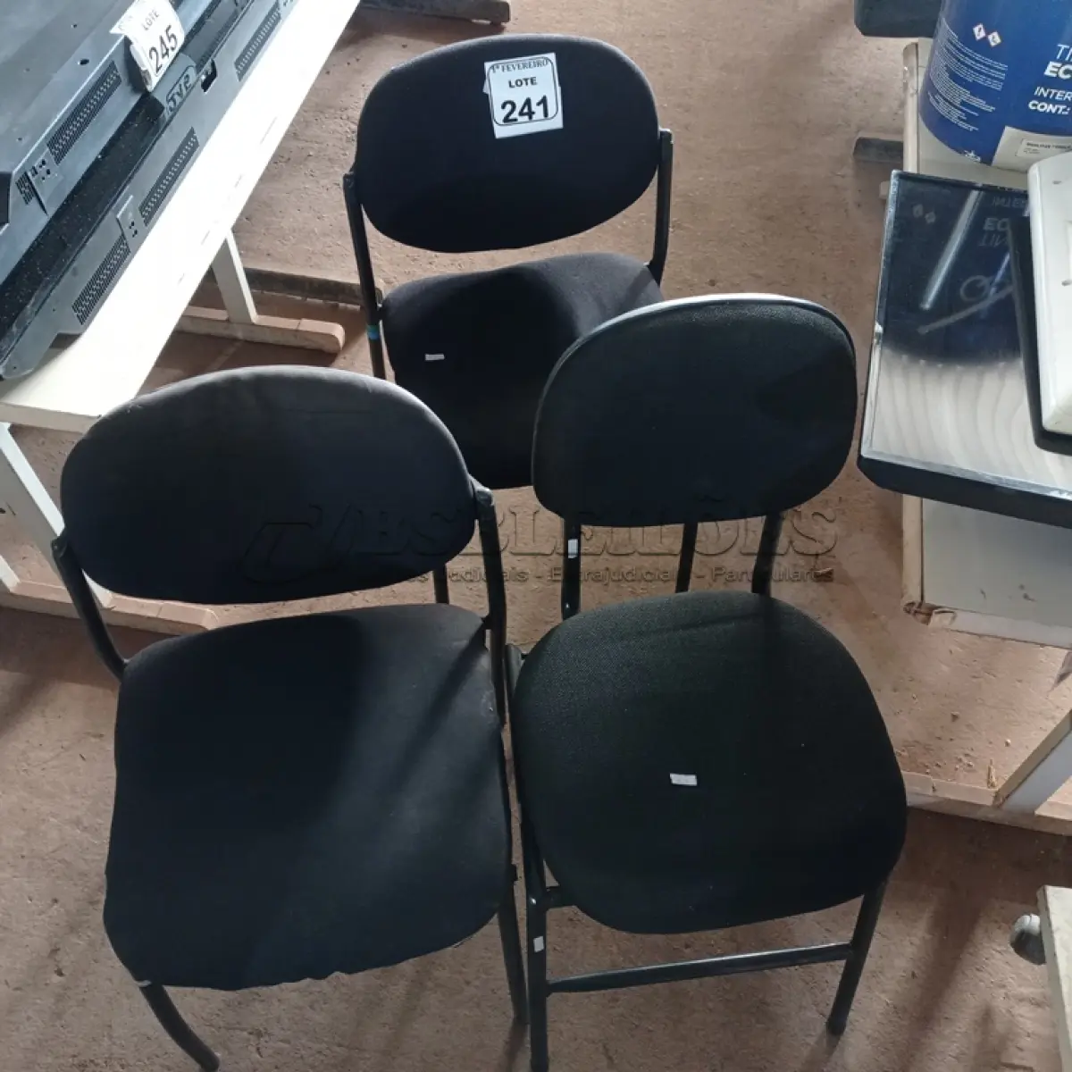 LOTE 241 - 03 CADEIRAS FIXAS ESTOFADAS. (NO ESTADO) ATENÇÃO! FAZER A VISITAÇÃO ANTES DE ARREMATAR, NÃO SABEMOS SE FUNCIONA. LEILÃO NÃO TEM GARANTIA E NEM DEVOLUÇÃO, SUJEITO A POSSÍVEIS AVARIAS VISÍVEIS/OCULTAS E/OU AUSÊNCIA DE COMPONENTES.