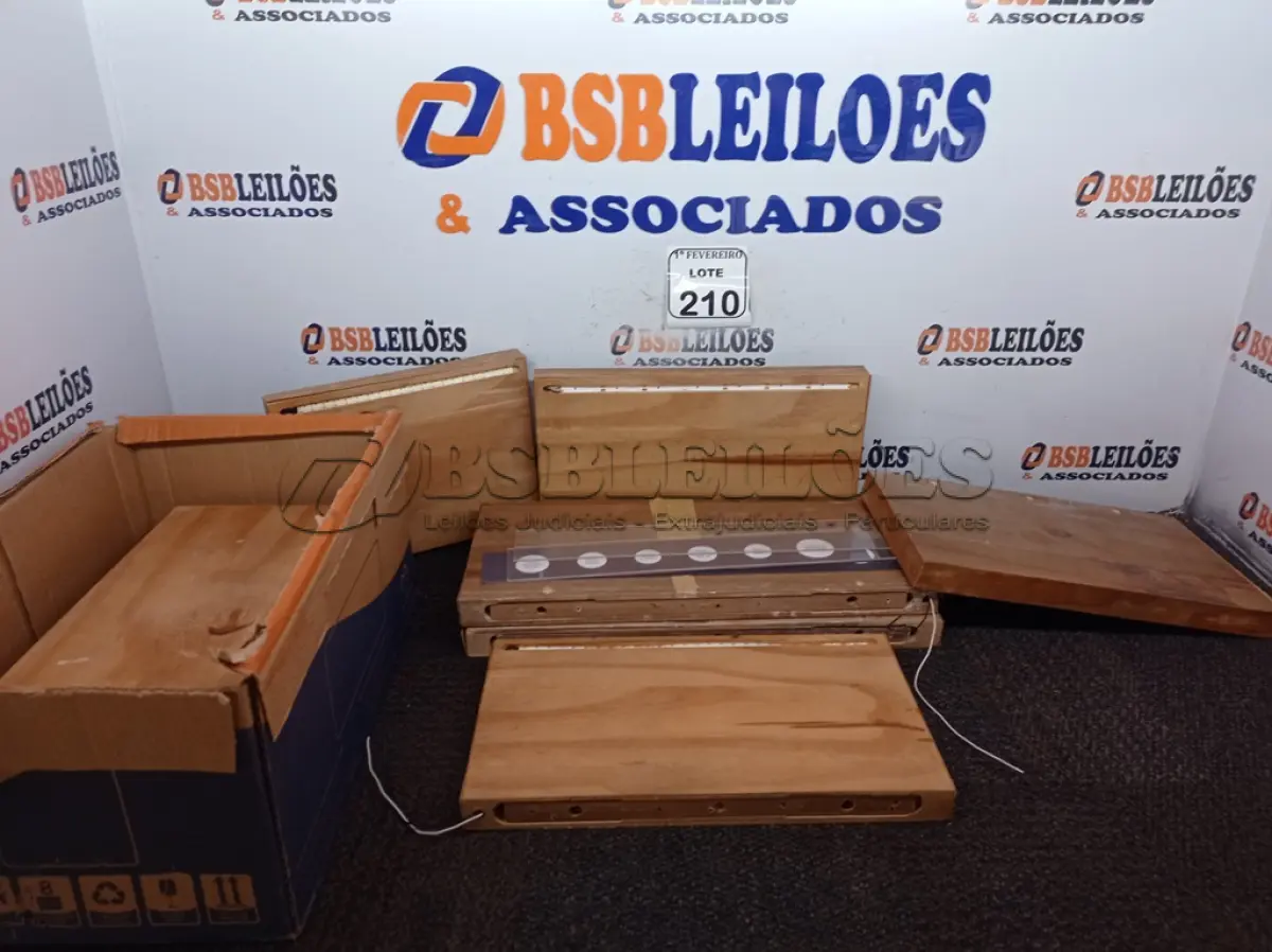 LOTE 210 - 01 ESTANTE EXPOSITORA DESMONTADA. (NOVA)(NO ESTADO) ATENÇÃO! FAZER A VISITAÇÃO ANTES DE ARREMATAR, NÃO SABEMOS SE FUNCIONA. LEILÃO NÃO TEM GARANTIA E NEM DEVOLUÇÃO, SUJEITO A POSSÍVEIS AVARIAS VISÍVEIS/OCULTAS E/OU AUSÊNCIA DE COMPONENTES.