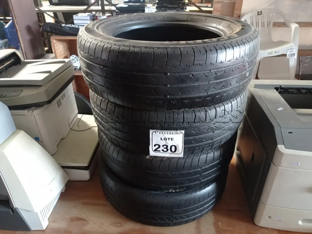 LOTE 230 - 04 PNEUS 1856515 MEIA VIDA. (NO ESTADO) ATENÇÃO! FAZER A VISITAÇÃO ANTES DE ARREMATAR, NÃO SABEMOS SE FUNCIONA. LEILÃO NÃO TEM GARANTIA E NEM DEVOLUÇÃO, SUJEITO A POSSÍVEIS AVARIAS VISÍVEIS/OCULTAS E/OU AUSÊNCIA DE COMPONENTES.