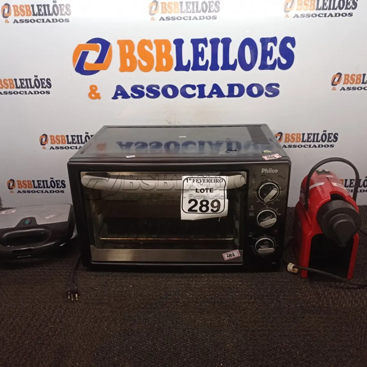 LOTE 289 - 01 FORNO ELÉTRICO, 01 SANDUICHEIRA E 01 CAFETEIRA. (NO ESTADO) ATENÇÃO! FAZER A VISITAÇÃO ANTES DE ARREMATAR, NÃO SABEMOS SE FUNCIONA. LEILÃO NÃO TEM GARANTIA E NEM DEVOLUÇÃO, SUJEITO A POSSÍVEIS AVARIAS VISÍVEIS/OCULTAS E/OU AUSÊNCIA DE COMPONENTES.