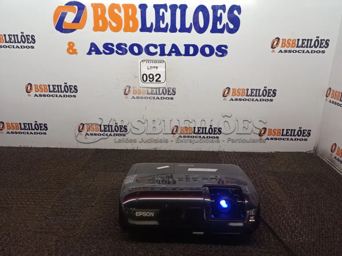 LOTE 092 - 01 PROJETOR MULTIMÍDIA LCD MODELO H283A MARCA EPSON. (NO ESTADO) ATENÇÃO! FAZER A VISITAÇÃO ANTES DE ARREMATAR, NÃO SABEMOS SE FUNCIONA. LEILÃO NÃO TEM GARANTIA E NEM DEVOLUÇÃO, SUJEITO A POSSÍVEIS AVARIAS VISÍVEIS/OCULTAS E/OU AUSÊNCIA DE COMPONENTES.