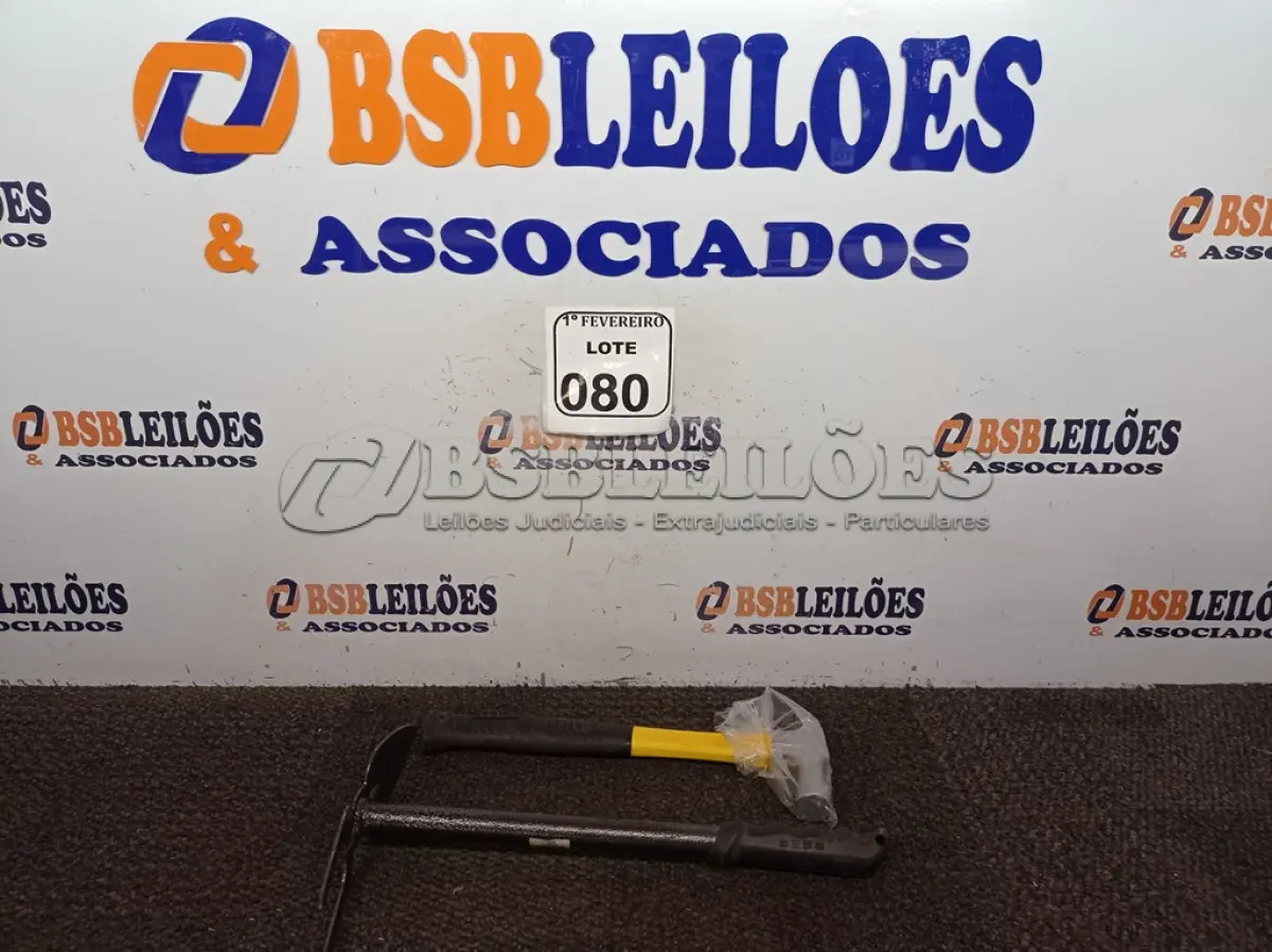 LOTE 080 - 01 MARTELO COM CABO EMBORRACHADO DE 27 MM E 01 SACHO PARA JARDINAGEM. (NO ESTADO) ATENÇÃO! FAZER A VISITAÇÃO ANTES DE ARREMATAR, NÃO SABEMOS SE FUNCIONA. LEILÃO NÃO TEM GARANTIA E NEM DEVOLUÇÃO, SUJEITO A POSSÍVEIS AVARIAS VISÍVEIS/OCULTAS E/OU AUSÊNCIA DE COMPONENTES.