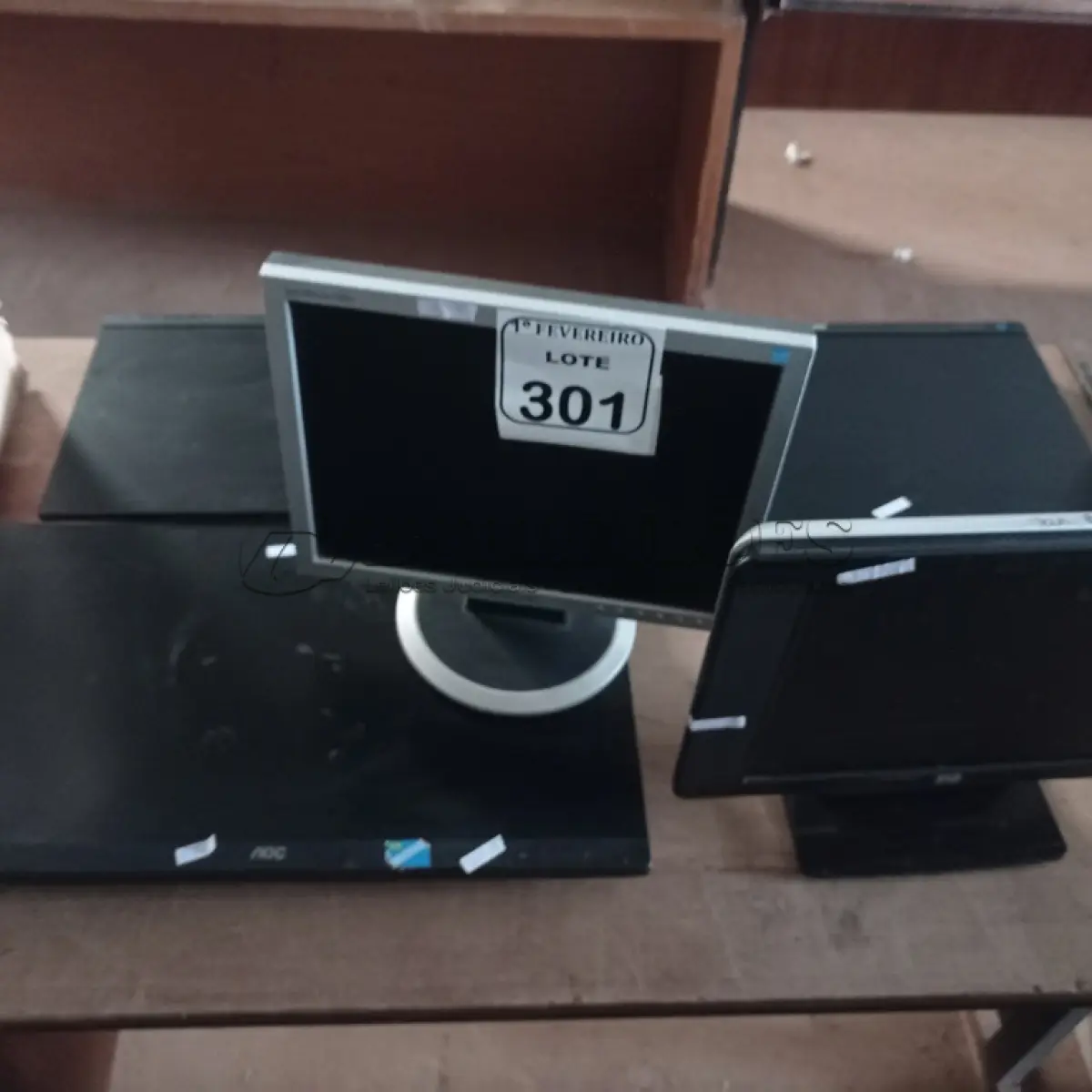 LOTE 301 - 05 MONITORES DIVERSOS. (NO ESTADO) ATENÇÃO! FAZER A VISITAÇÃO ANTES DE ARREMATAR, NÃO SABEMOS SE FUNCIONA. LEILÃO NÃO TEM GARANTIA E NEM DEVOLUÇÃO, SUJEITO A POSSÍVEIS AVARIAS VISÍVEIS/OCULTAS E/OU AUSÊNCIA DE COMPONENTES.