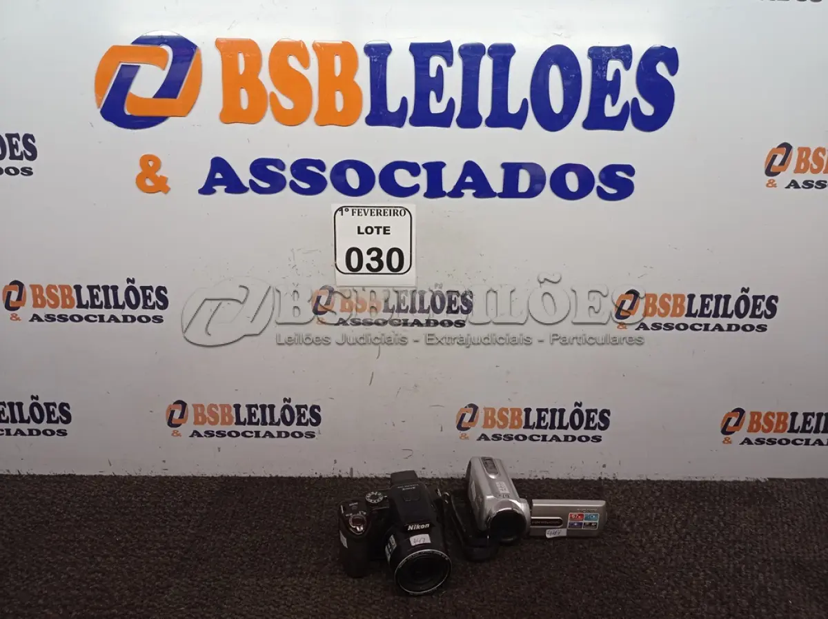 LOTE 030 - 01 MÁQUINA FOTOGRÁFICA NIKON SEM BATERIA E 01 FILMADORA MARCA SONY. (NO ESTADO) ATENÇÃO! FAZER A VISITAÇÃO ANTES DE ARREMATAR, NÃO SABEMOS SE FUNCIONA. LEILÃO NÃO TEM GARANTIA E NEM DEVOLUÇÃO, SUJEITO A POSSÍVEIS AVARIAS VISÍVEIS/OCULTAS E/OU AUSÊNCIA DE COMPONENTES.