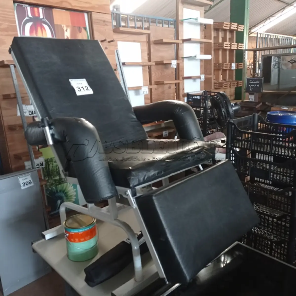 LOTE 312 - 01 POLTRONA RECLINÁVEL. (NO ESTADO) ATENÇÃO! FAZER A VISITAÇÃO ANTES DE ARREMATAR, NÃO SABEMOS SE FUNCIONA. LEILÃO NÃO TEM GARANTIA E NEM DEVOLUÇÃO, SUJEITO A POSSÍVEIS AVARIAS VISÍVEIS/OCULTAS E/OU AUSÊNCIA DE COMPONENTES.