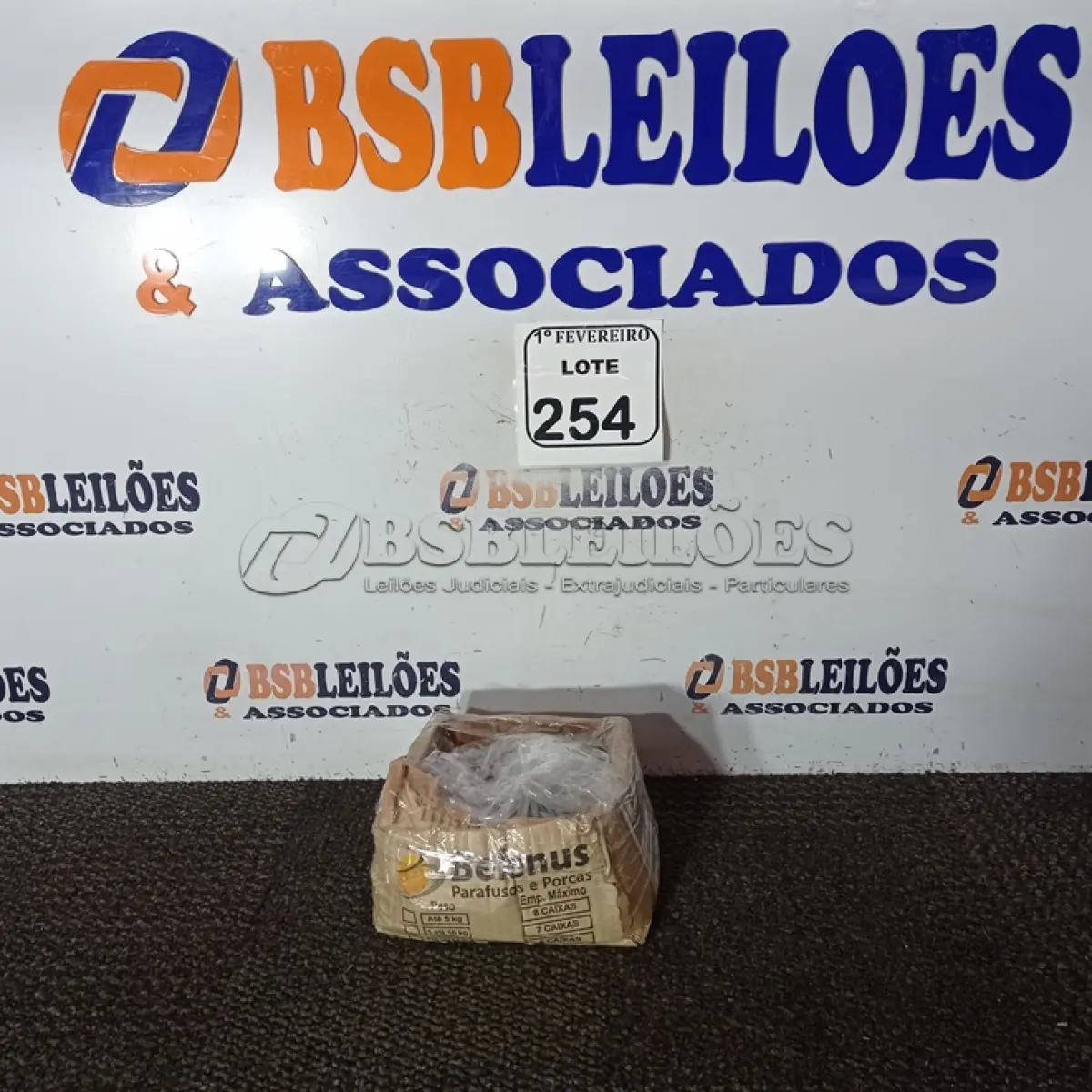 LOTE 254 - 01 LOTE COM PARAFUSOS FRANCÊS COM ZB 3/8-16X2. (NO ESTADO) ATENÇÃO! FAZER A VISITAÇÃO ANTES DE ARREMATAR, NÃO SABEMOS SE FUNCIONA. LEILÃO NÃO TEM GARANTIA E NEM DEVOLUÇÃO, SUJEITO A POSSÍVEIS AVARIAS VISÍVEIS/OCULTAS E/OU AUSÊNCIA DE COMPONENTES.
