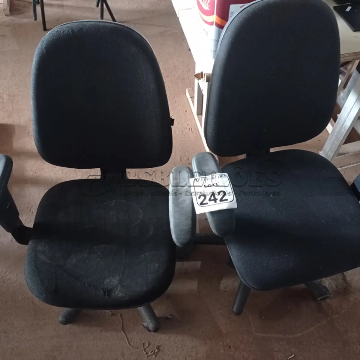 LOTE 242 - 02 CADEIRAS GIRATÓRIAS PARA ESCRITÓRIO. (NO ESTADO) ATENÇÃO! FAZER A VISITAÇÃO ANTES DE ARREMATAR, NÃO SABEMOS SE FUNCIONA. LEILÃO NÃO TEM GARANTIA E NEM DEVOLUÇÃO, SUJEITO A POSSÍVEIS AVARIAS VISÍVEIS/OCULTAS E/OU AUSÊNCIA DE COMPONENTES.