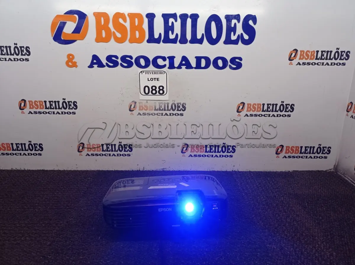 LOTE 088 - 01 PROJETOR MULTIMÍDIA LCD MODELO H369A MARCA EPSON. (NO ESTADO) ATENÇÃO! FAZER A VISITAÇÃO ANTES DE ARREMATAR, NÃO SABEMOS SE FUNCIONA. LEILÃO NÃO TEM GARANTIA E NEM DEVOLUÇÃO, SUJEITO A POSSÍVEIS AVARIAS VISÍVEIS/OCULTAS E/OU AUSÊNCIA DE COMPONENTES.