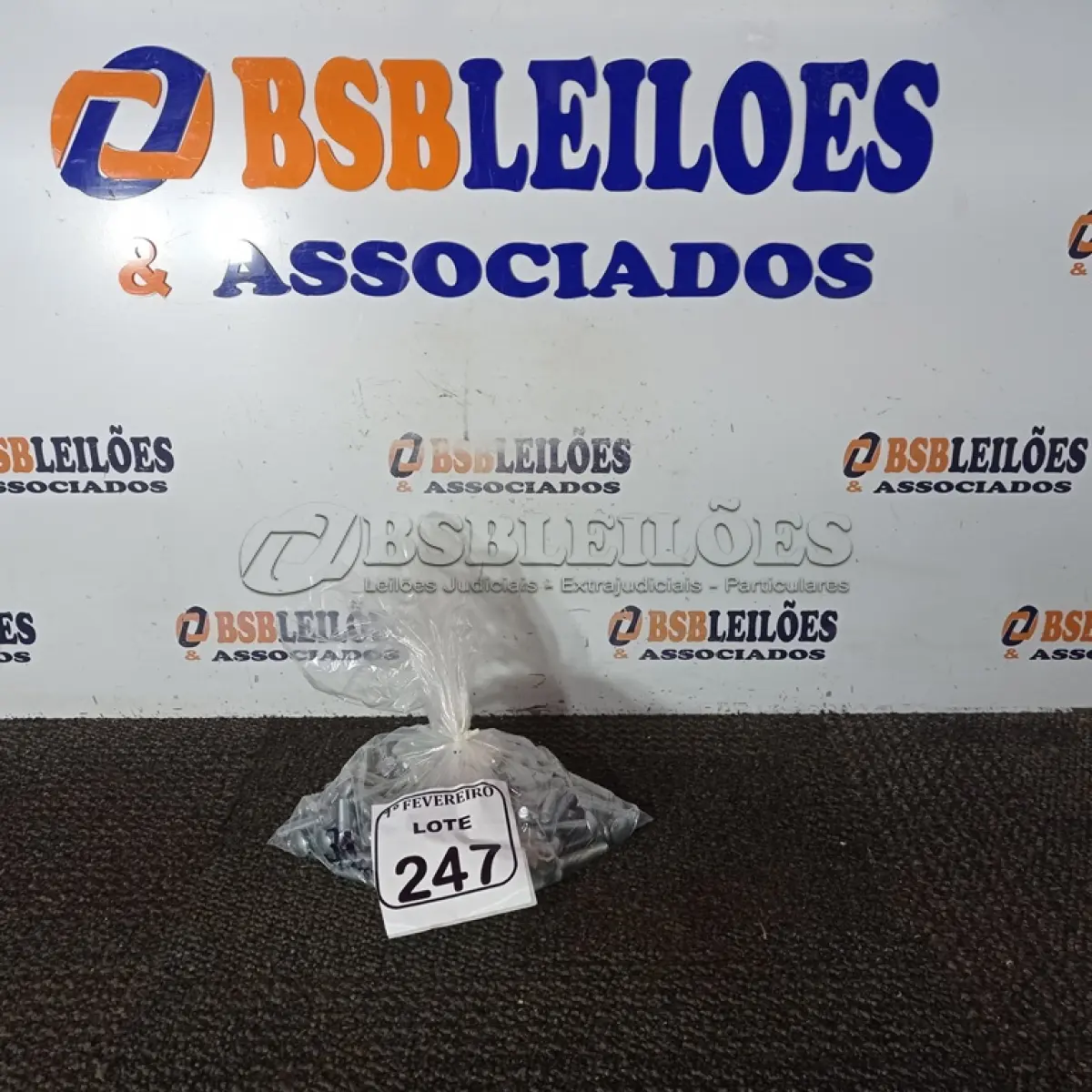 LOTE 247 - 01 SACO COM PARAFUSOS CABEÇA LISA COM PORCAS. (NO ESTADO) ATENÇÃO! FAZER A VISITAÇÃO ANTES DE ARREMATAR, NÃO SABEMOS SE FUNCIONA. LEILÃO NÃO TEM GARANTIA E NEM DEVOLUÇÃO, SUJEITO A POSSÍVEIS AVARIAS VISÍVEIS/OCULTAS E/OU AUSÊNCIA DE COMPONENTES.