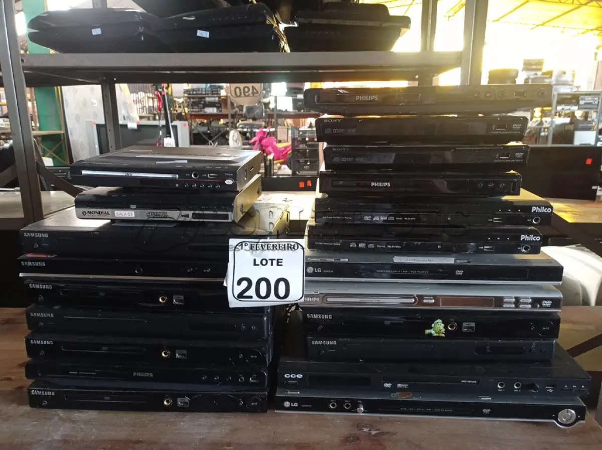 LOTE 200 - 01 LOTE COM APROXIMADAMENTE 21 DVD’S MARCAS E MODELOS DIVERSOS. (NO ESTADO) ATENÇÃO! FAZER A VISITAÇÃO ANTES DE ARREMATAR, NÃO SABEMOS SE FUNCIONA. LEILÃO NÃO TEM GARANTIA E NEM DEVOLUÇÃO, SUJEITO A POSSÍVEIS AVARIAS VISÍVEIS/OCULTAS E/OU AUSÊNCIA DE COMPONENTES.
