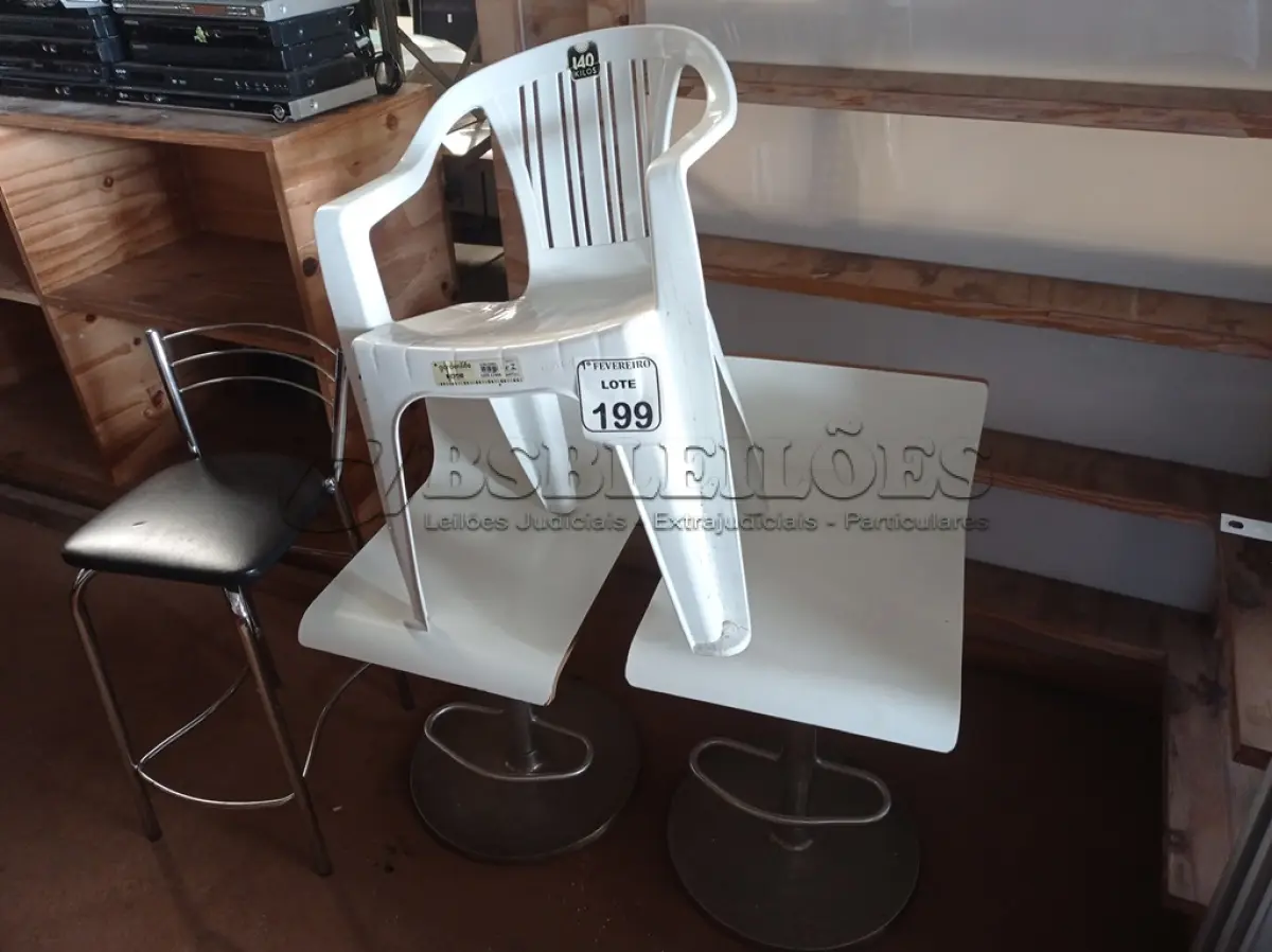 LOTE 199 - 03 BANQUETAS E 01 CADEIRA DE PLÁSTICO. (NO ESTADO) ATENÇÃO! FAZER A VISITAÇÃO ANTES DE ARREMATAR, NÃO SABEMOS SE FUNCIONA. LEILÃO NÃO TEM GARANTIA E NEM DEVOLUÇÃO, SUJEITO A POSSÍVEIS AVARIAS VISÍVEIS/OCULTAS E/OU AUSÊNCIA DE COMPONENTES.
