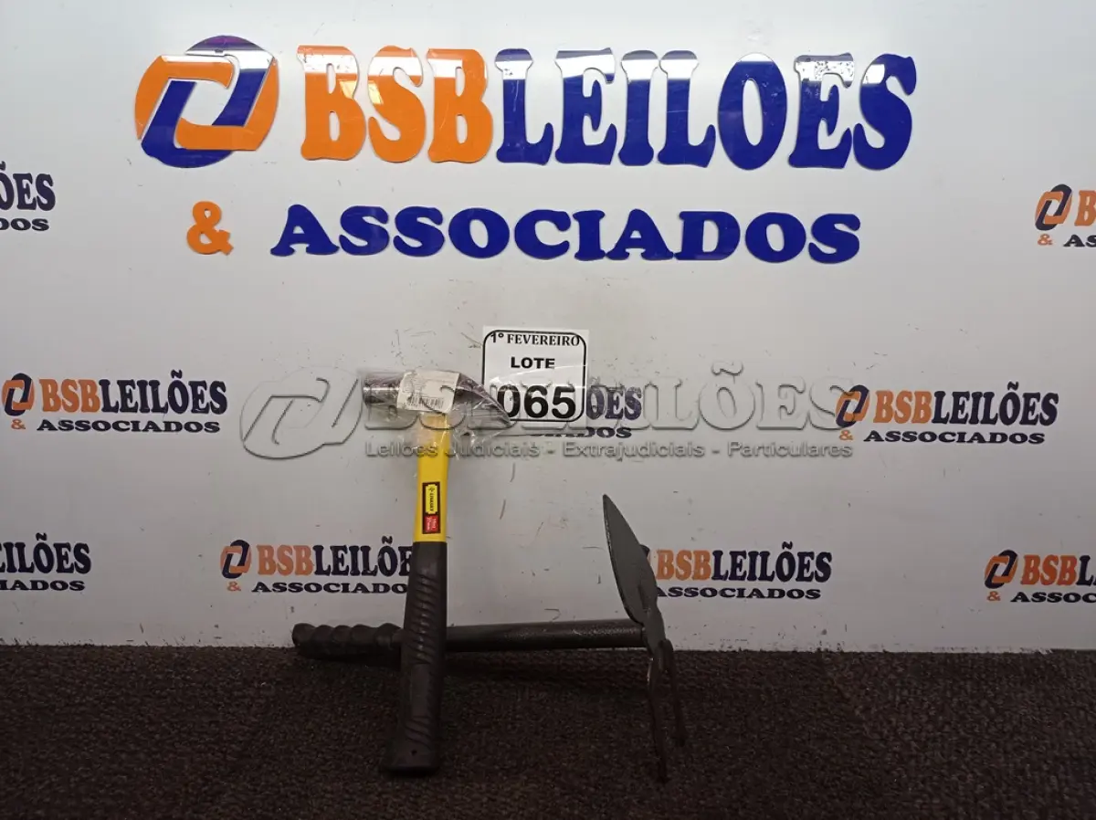 LOTE 065 - 01 MARTELO COM CABO EMBORRACHADO DE 27 MM E 01 SACHO PARA JARDINAGEM. (NO ESTADO) ATENÇÃO! FAZER A VISITAÇÃO ANTES DE ARREMATAR, NÃO SABEMOS SE FUNCIONA. LEILÃO NÃO TEM GARANTIA E NEM DEVOLUÇÃO, SUJEITO A POSSÍVEIS AVARIAS VISÍVEIS/OCULTAS E/OU AUSÊNCIA DE COMPONENTES.
