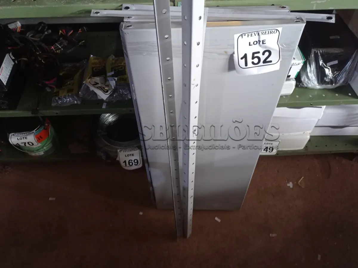 LOTE 152 - 01 ESTANTE DE AÇO DESMONTADA COM 04 PRATELEIRAS. (NOVO) (NO ESTADO) ATENÇÃO! FAZER A VISITAÇÃO ANTES DE ARREMATAR, NÃO SABEMOS SE FUNCIONA. LEILÃO NÃO TEM GARANTIA E NEM DEVOLUÇÃO, SUJEITO A POSSÍVEIS AVARIAS VISÍVEIS/OCULTAS E/OU AUSÊNCIA DE COMPONENTES.