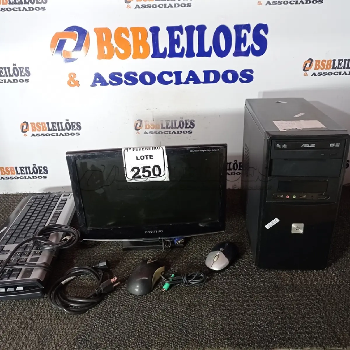 LOTE 250 - 01 COMPUTADOR COMPLETO COM 320GB DE HD, 4GB DE RAM E MONITOR DE 16 POLEGADAS. (ACOMPANHA MOUSE, TECLADOS E CABOS) (NO ESTADO) ATENÇÃO! FAZER A VISITAÇÃO ANTES DE ARREMATAR, NÃO SABEMOS SE FUNCIONA. LEILÃO NÃO TEM GARANTIA E NEM DEVOLUÇÃO, SUJEITO A POSSÍVEIS AVARIAS VISÍVEIS/OCULTAS E/OU AUSÊNCIA DE COMPONENTES.
