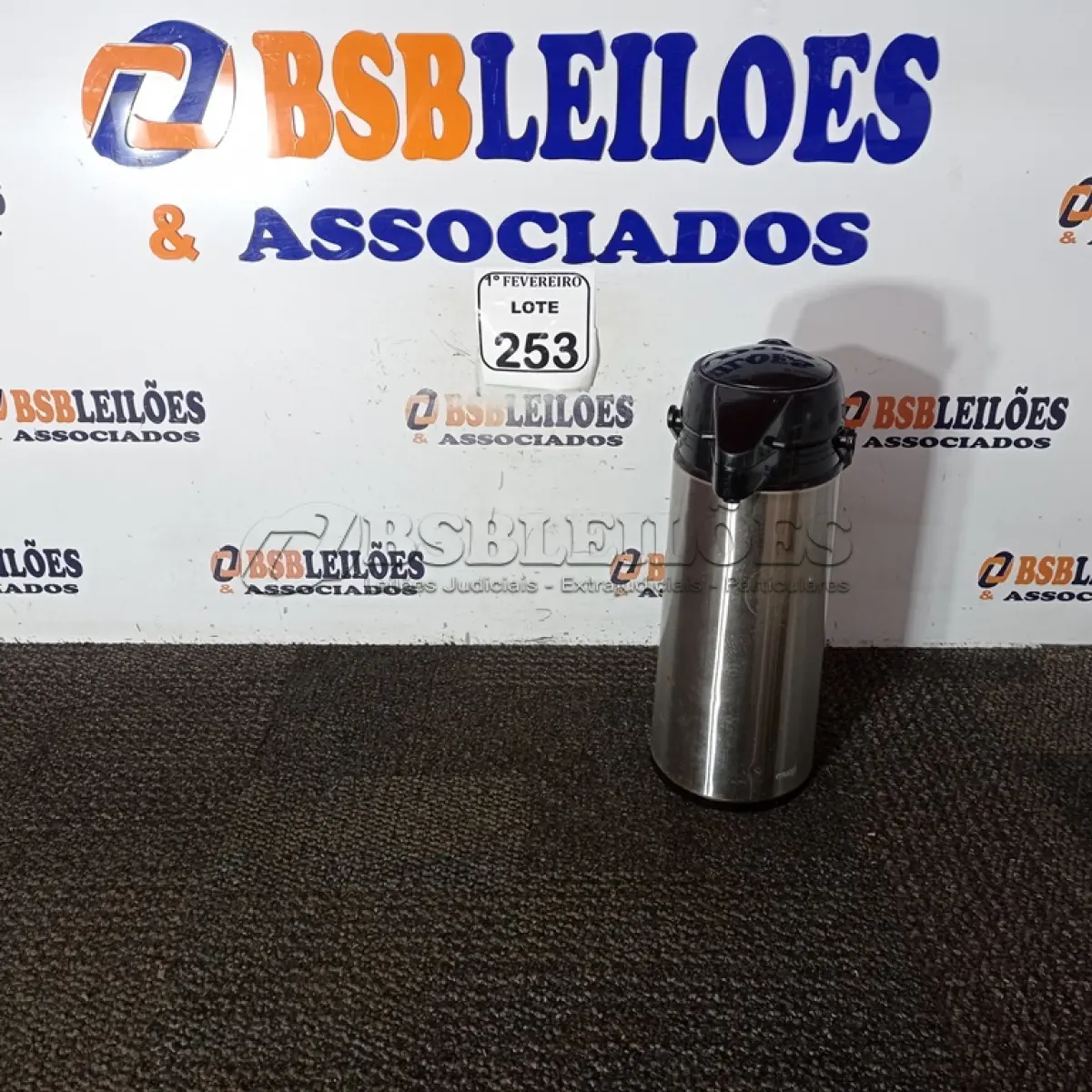 LOTE 253 - 01 GARRAFA TÉRMICA. (NO ESTADO) ATENÇÃO! FAZER A VISITAÇÃO ANTES DE ARREMATAR, NÃO SABEMOS SE FUNCIONA. LEILÃO NÃO TEM GARANTIA E NEM DEVOLUÇÃO, SUJEITO A POSSÍVEIS AVARIAS VISÍVEIS/OCULTAS E/OU AUSÊNCIA DE COMPONENTES.