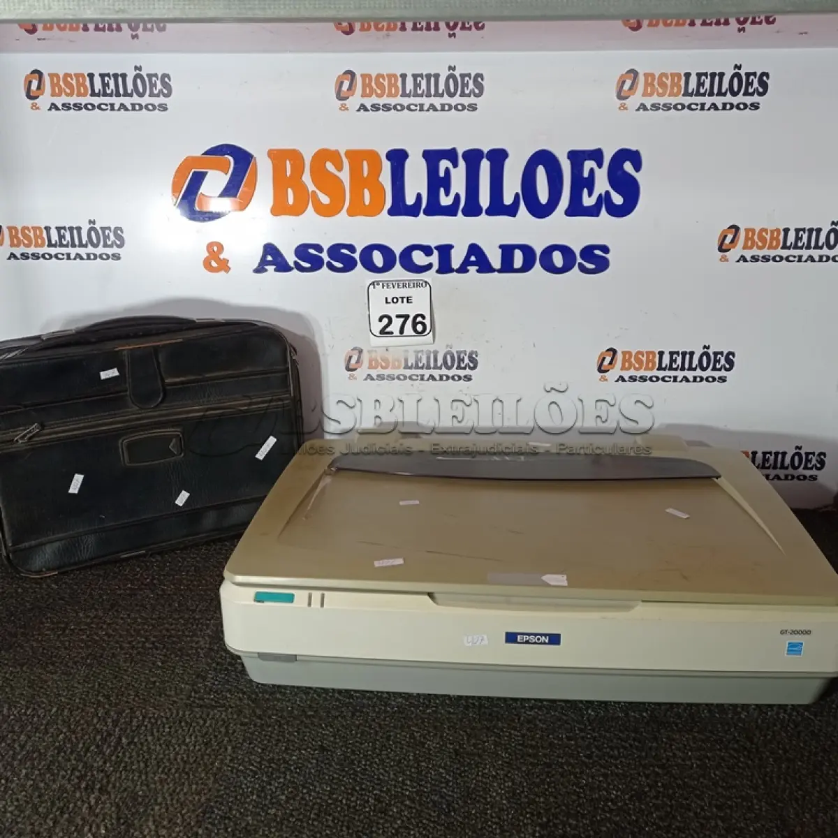 LOTE 276 - 01 SCANNER EPSON E 01 BOLSA PARA NOTEBOOK. (NO ESTADO) ATENÇÃO! FAZER A VISITAÇÃO ANTES DE ARREMATAR, NÃO SABEMOS SE FUNCIONA. LEILÃO NÃO TEM GARANTIA E NEM DEVOLUÇÃO, SUJEITO A POSSÍVEIS AVARIAS VISÍVEIS/OCULTAS E/OU AUSÊNCIA DE COMPONENTES.