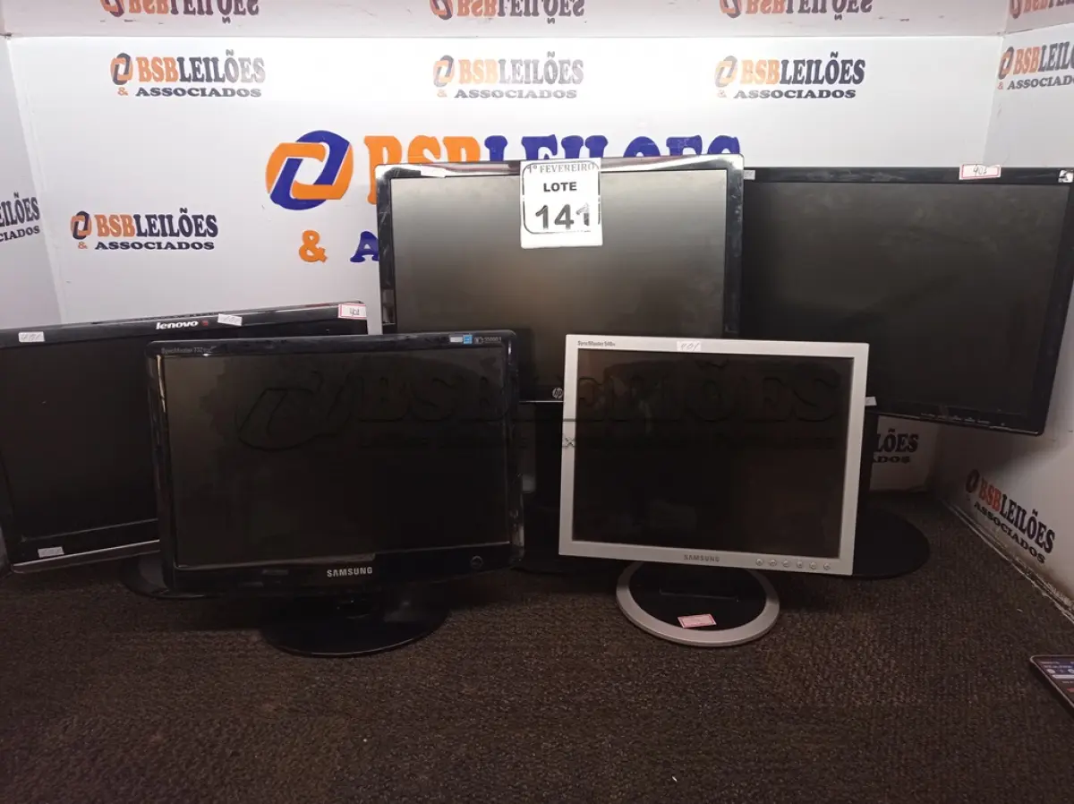 LOTE 141 - 05 MONITORES LCD COM AVARIAS MARCAS E MODELOS DIVERSOS. (NO ESTADO) ATENÇÃO! FAZER A VISITAÇÃO ANTES DE ARREMATAR, NÃO SABEMOS SE FUNCIONA. LEILÃO NÃO TEM GARANTIA E NEM DEVOLUÇÃO, SUJEITO A POSSÍVEIS AVARIAS VISÍVEIS/OCULTAS E/OU AUSÊNCIA DE COMPONENTES.