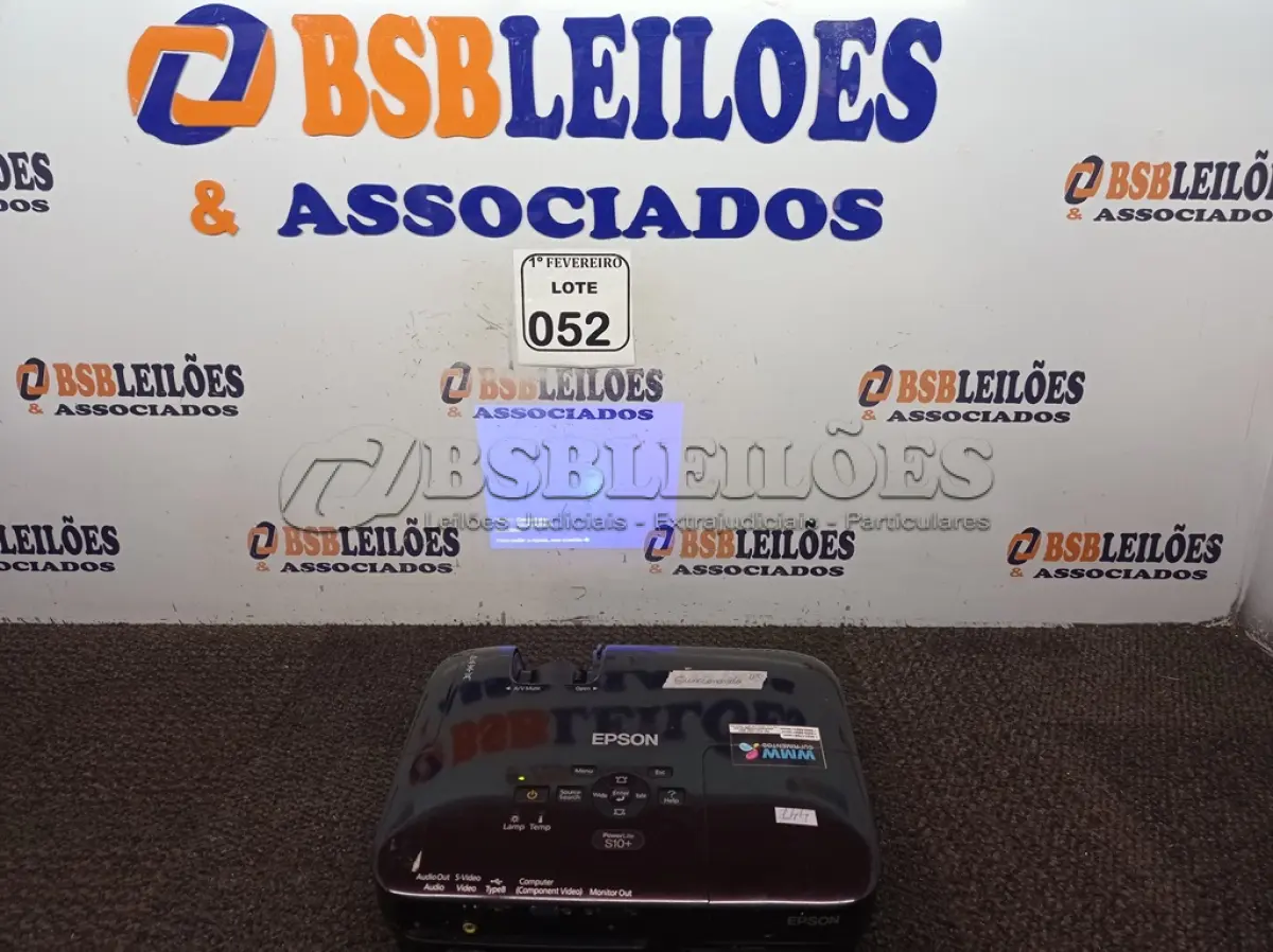 LOTE 052 - 01 PROJETOR MULTIMIDIA LCD MODELO MARCA EPSON. (NO ESTADO) ATENÇÃO! FAZER A VISITAÇÃO ANTES DE ARREMATAR, NÃO SABEMOS SE FUNCIONA. LEILÃO NÃO TEM GARANTIA E NEM DEVOLUÇÃO, SUJEITO A POSSÍVEIS AVARIAS VISÍVEIS/OCULTAS E/OU AUSÊNCIA DE COMPONENTES.