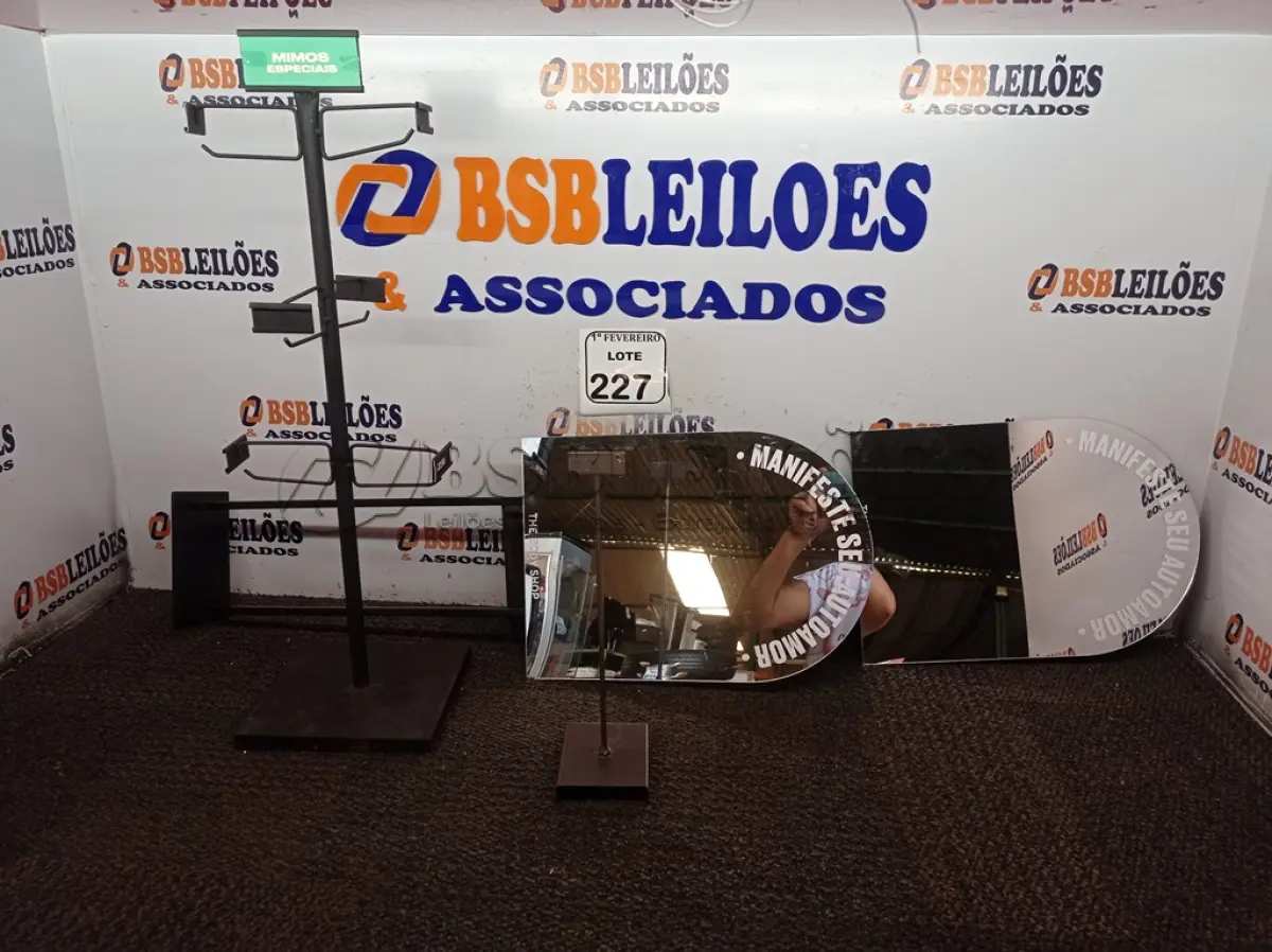 LOTE 227 - 02 ESPELHOS E 01 MOSTRUÁRIO. (NO ESTADO) ATENÇÃO! FAZER A VISITAÇÃO ANTES DE ARREMATAR, NÃO SABEMOS SE FUNCIONA. LEILÃO NÃO TEM GARANTIA E NEM DEVOLUÇÃO, SUJEITO A POSSÍVEIS AVARIAS VISÍVEIS/OCULTAS E/OU AUSÊNCIA DE COMPONENTES.