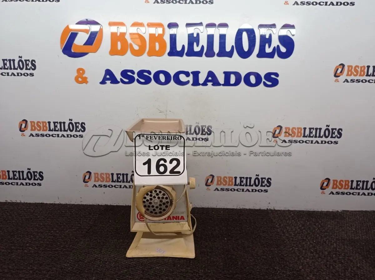 LOTE 162 - 01 MOEDOR DE CARNE MARCA BRITÂNIA. (NO ESTADO) ATENÇÃO! FAZER A VISITAÇÃO ANTES DE ARREMATAR, NÃO SABEMOS SE FUNCIONA. LEILÃO NÃO TEM GARANTIA E NEM DEVOLUÇÃO, SUJEITO A POSSÍVEIS AVARIAS VISÍVEIS/OCULTAS E/OU AUSÊNCIA DE COMPONENTES.