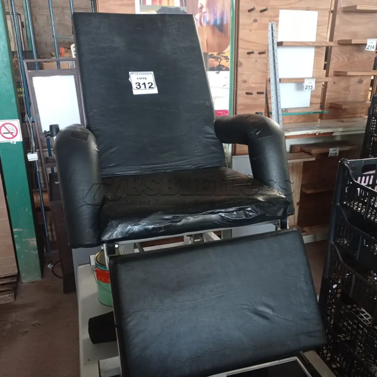 LOTE 312 - 01 POLTRONA RECLINÁVEL. (NO ESTADO) ATENÇÃO! FAZER A VISITAÇÃO ANTES DE ARREMATAR, NÃO SABEMOS SE FUNCIONA. LEILÃO NÃO TEM GARANTIA E NEM DEVOLUÇÃO, SUJEITO A POSSÍVEIS AVARIAS VISÍVEIS/OCULTAS E/OU AUSÊNCIA DE COMPONENTES.