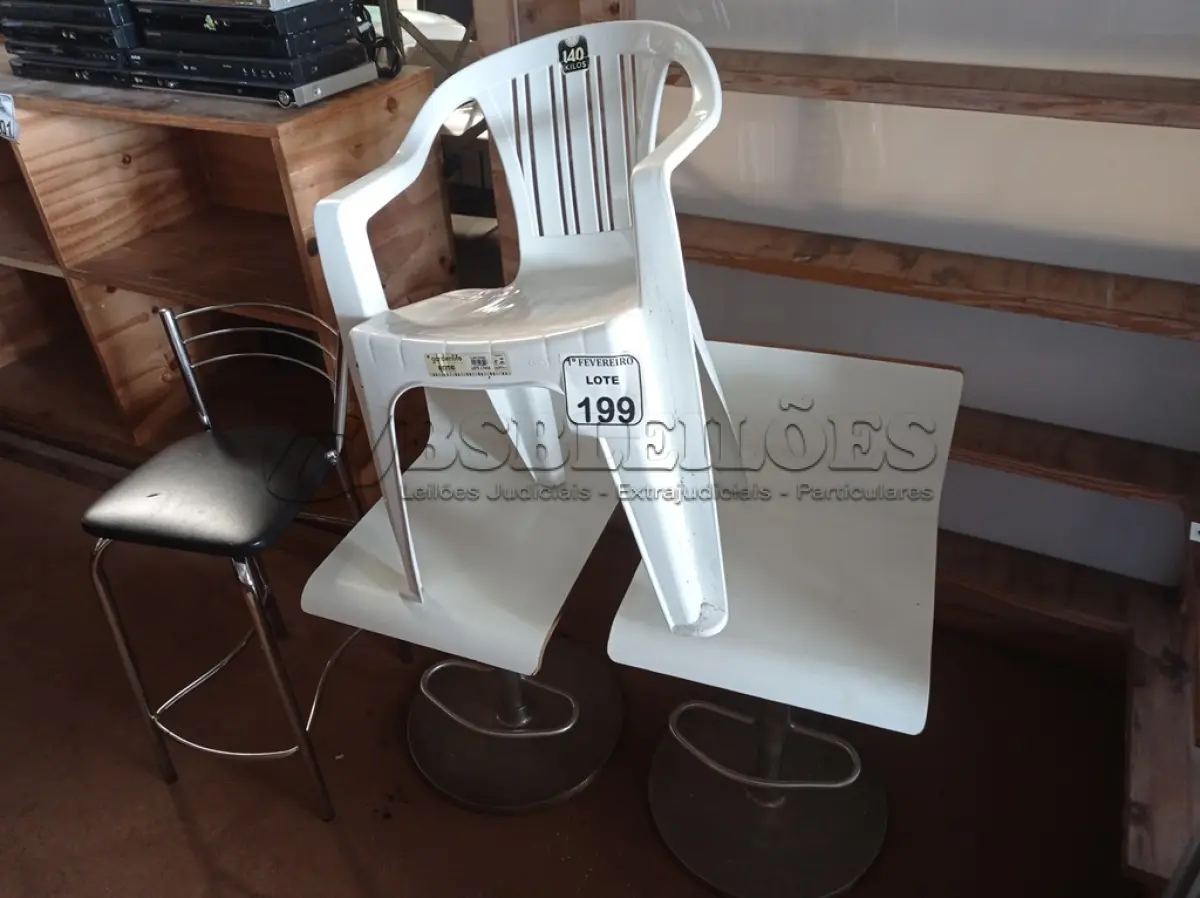 LOTE 199 - 03 BANQUETAS E 01 CADEIRA DE PLÁSTICO. (NO ESTADO) ATENÇÃO! FAZER A VISITAÇÃO ANTES DE ARREMATAR, NÃO SABEMOS SE FUNCIONA. LEILÃO NÃO TEM GARANTIA E NEM DEVOLUÇÃO, SUJEITO A POSSÍVEIS AVARIAS VISÍVEIS/OCULTAS E/OU AUSÊNCIA DE COMPONENTES.