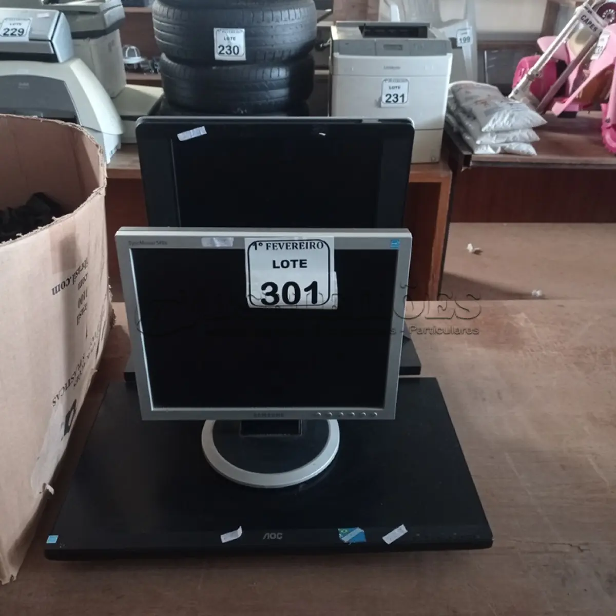 LOTE 301 - 05 MONITORES DIVERSOS. (NO ESTADO) ATENÇÃO! FAZER A VISITAÇÃO ANTES DE ARREMATAR, NÃO SABEMOS SE FUNCIONA. LEILÃO NÃO TEM GARANTIA E NEM DEVOLUÇÃO, SUJEITO A POSSÍVEIS AVARIAS VISÍVEIS/OCULTAS E/OU AUSÊNCIA DE COMPONENTES.