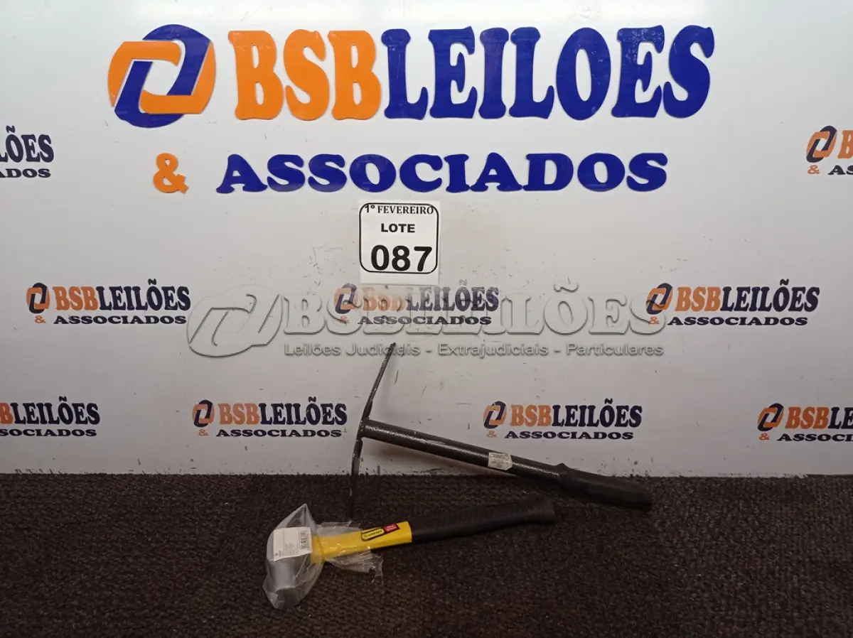 LOTE 087 - 01 MARTELO COM CABO EMBORRACHADO DE 27 MM E 01 SACHO PARA JARDINAGEM. (NO ESTADO) ATENÇÃO! FAZER A VISITAÇÃO ANTES DE ARREMATAR, NÃO SABEMOS SE FUNCIONA. LEILÃO NÃO TEM GARANTIA E NEM DEVOLUÇÃO, SUJEITO A POSSÍVEIS AVARIAS VISÍVEIS/OCULTAS E/OU AUSÊNCIA DE COMPONENTES.