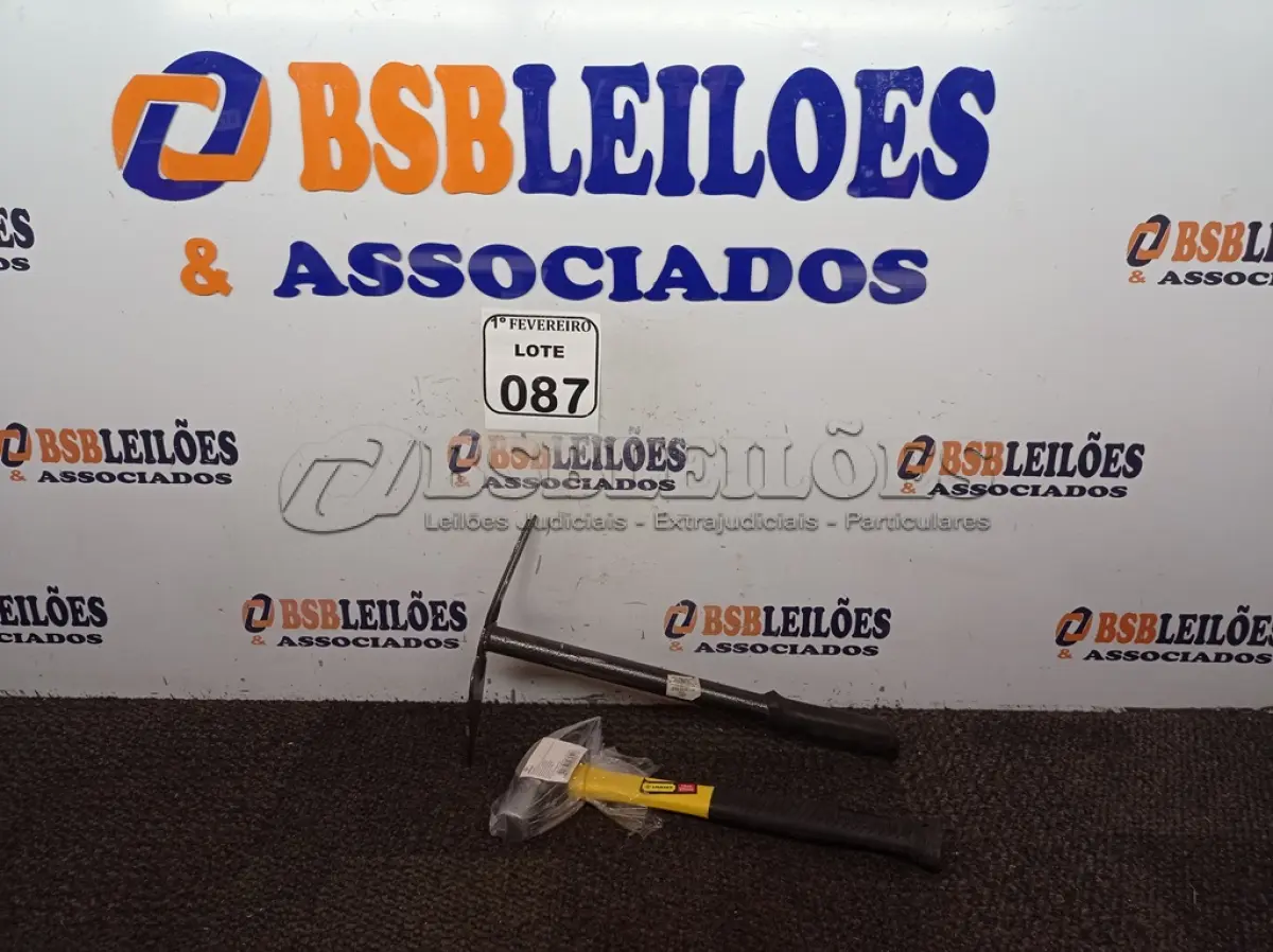 LOTE 087 - 01 MARTELO COM CABO EMBORRACHADO DE 27 MM E 01 SACHO PARA JARDINAGEM. (NO ESTADO) ATENÇÃO! FAZER A VISITAÇÃO ANTES DE ARREMATAR, NÃO SABEMOS SE FUNCIONA. LEILÃO NÃO TEM GARANTIA E NEM DEVOLUÇÃO, SUJEITO A POSSÍVEIS AVARIAS VISÍVEIS/OCULTAS E/OU AUSÊNCIA DE COMPONENTES.