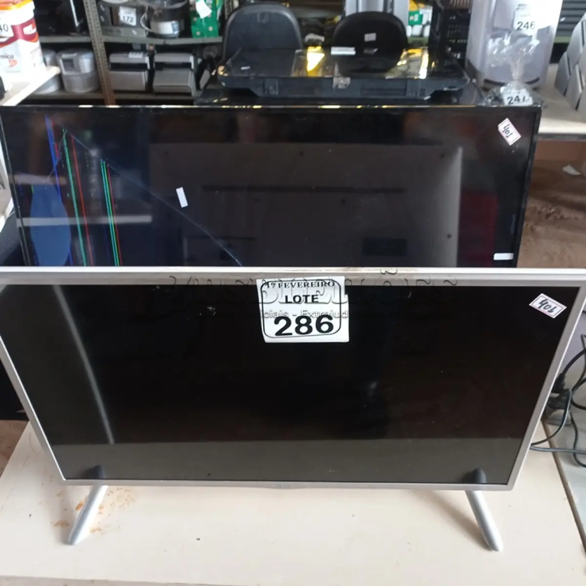 LOTE 286 - 02 TV’S PARA RETIRADA DE PEÇAS. (NO ESTADO) ATENÇÃO! FAZER A VISITAÇÃO ANTES DE ARREMATAR, NÃO SABEMOS SE FUNCIONA. LEILÃO NÃO TEM GARANTIA E NEM DEVOLUÇÃO, SUJEITO A POSSÍVEIS AVARIAS VISÍVEIS/OCULTAS E/OU AUSÊNCIA DE COMPONENTES.