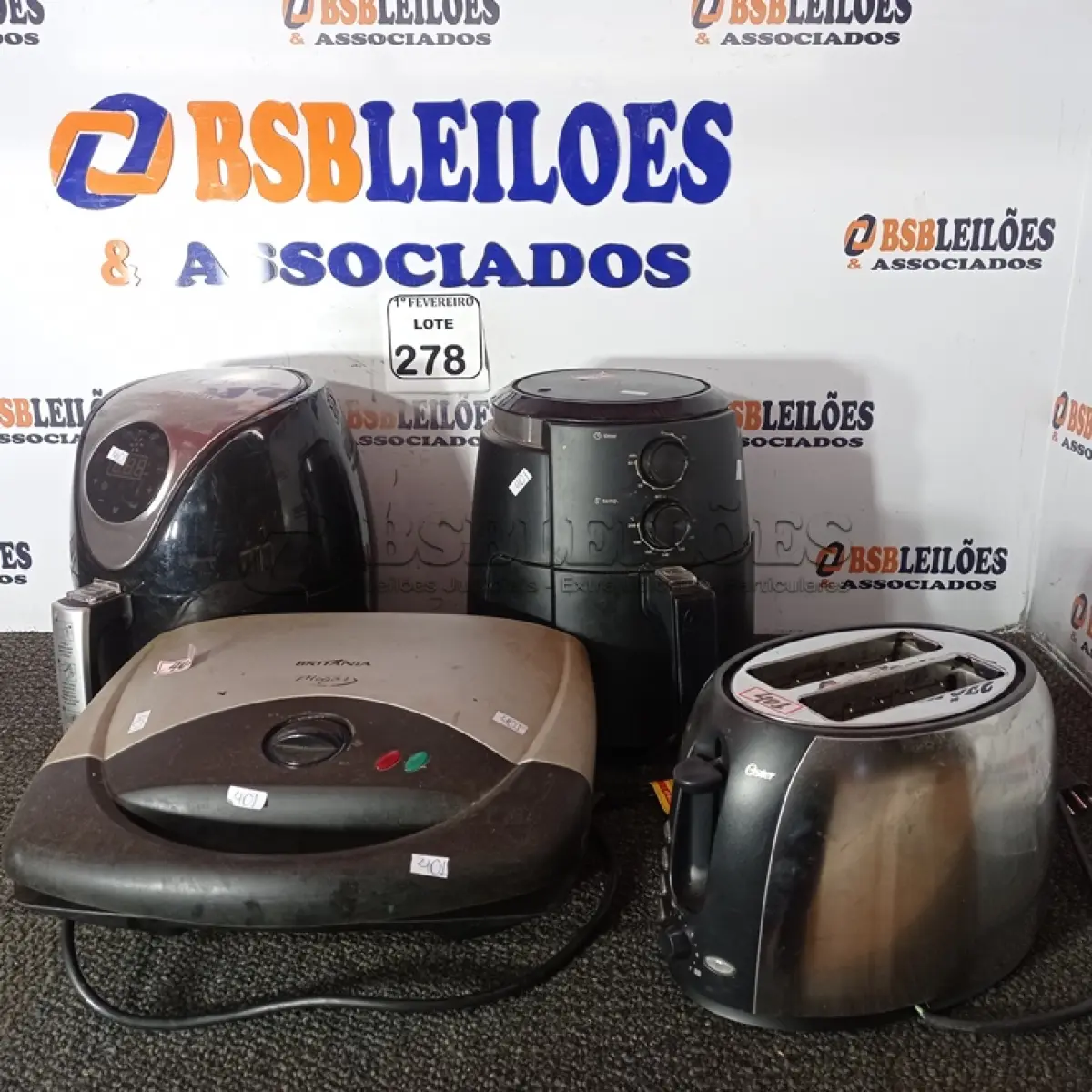 LOTE 278 - 02 AIR FRYER, 01 TORRADEIRA E 01 GRILL. (NO ESTADO) ATENÇÃO! FAZER A VISITAÇÃO ANTES DE ARREMATAR, NÃO SABEMOS SE FUNCIONA. LEILÃO NÃO TEM GARANTIA E NEM DEVOLUÇÃO, SUJEITO A POSSÍVEIS AVARIAS VISÍVEIS/OCULTAS E/OU AUSÊNCIA DE COMPONENTES.