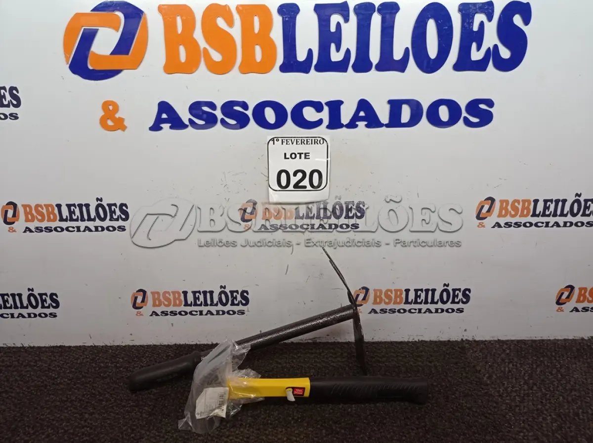 LOTE 020 - 01 MARTELO COM CABO EMBORRACHADO DE 27 MM E 01 SACHO PARA JARDINAGEM. (NO ESTADO) ATENÇÃO! FAZER A VISITAÇÃO ANTES DE ARREMATAR, NÃO SABEMOS SE FUNCIONA. LEILÃO NÃO TEM GARANTIA E NEM DEVOLUÇÃO, SUJEITO A POSSÍVEIS AVARIAS VISÍVEIS/OCULTAS E/OU AUSÊNCIA DE COMPONENTES.