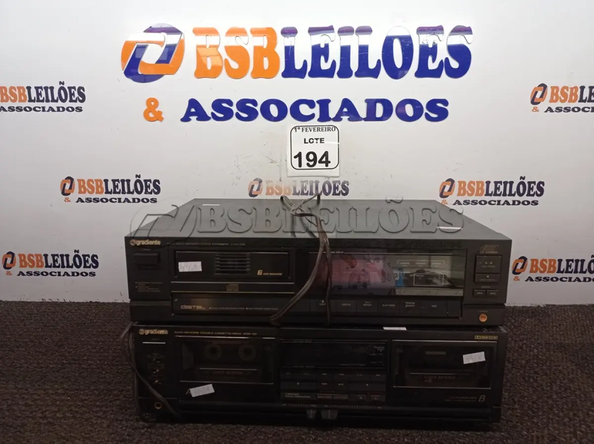 LOTE 194 - 01 TOCA FITAS 02 TAPES E 01 TOCA CD’S MARCA GRADIENTE. (NO ESTADO) ATENÇÃO! FAZER A VISITAÇÃO ANTES DE ARREMATAR, NÃO SABEMOS SE FUNCIONA. LEILÃO NÃO TEM GARANTIA E NEM DEVOLUÇÃO, SUJEITO A POSSÍVEIS AVARIAS VISÍVEIS/OCULTAS E/OU AUSÊNCIA DE COMPONENTES.