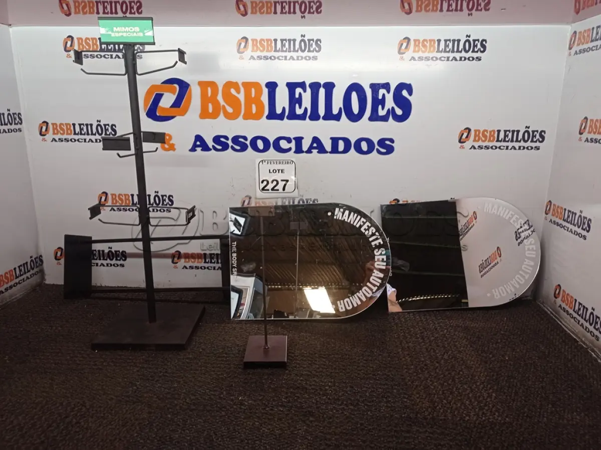 LOTE 227 - 02 ESPELHOS E 01 MOSTRUÁRIO. (NO ESTADO) ATENÇÃO! FAZER A VISITAÇÃO ANTES DE ARREMATAR, NÃO SABEMOS SE FUNCIONA. LEILÃO NÃO TEM GARANTIA E NEM DEVOLUÇÃO, SUJEITO A POSSÍVEIS AVARIAS VISÍVEIS/OCULTAS E/OU AUSÊNCIA DE COMPONENTES.