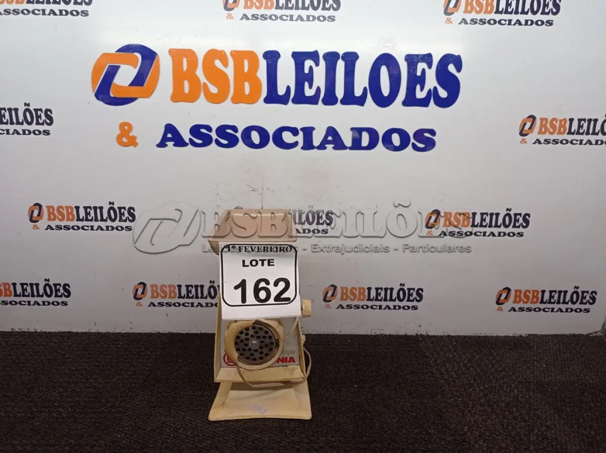 LOTE 162 - 01 MOEDOR DE CARNE MARCA BRITÂNIA. (NO ESTADO) ATENÇÃO! FAZER A VISITAÇÃO ANTES DE ARREMATAR, NÃO SABEMOS SE FUNCIONA. LEILÃO NÃO TEM GARANTIA E NEM DEVOLUÇÃO, SUJEITO A POSSÍVEIS AVARIAS VISÍVEIS/OCULTAS E/OU AUSÊNCIA DE COMPONENTES.