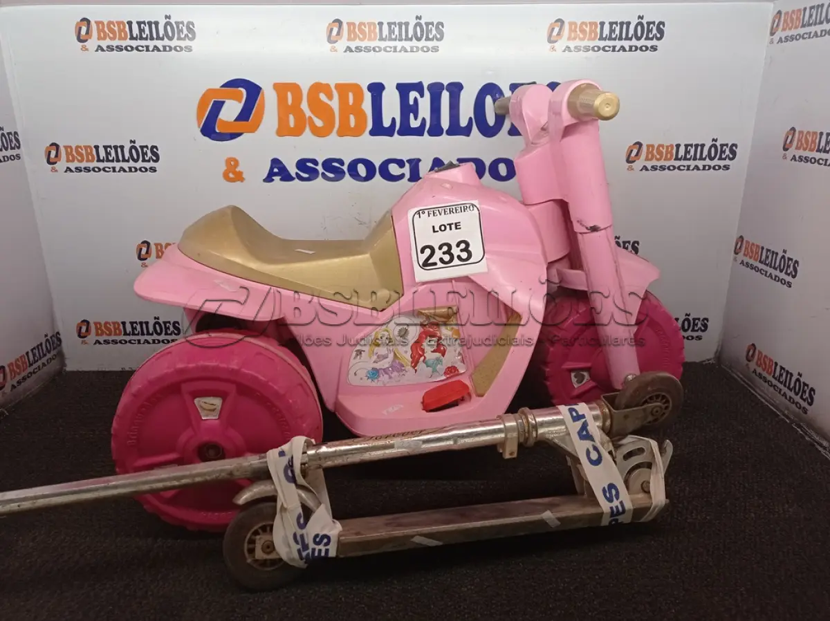 LOTE 233 - 01 VELOTROL PARA CRIANÇA E 01 PATINETE.  (NO ESTADO) ATENÇÃO! FAZER A VISITAÇÃO ANTES DE ARREMATAR, NÃO SABEMOS SE FUNCIONA. LEILÃO NÃO TEM GARANTIA E NEM DEVOLUÇÃO, SUJEITO A POSSÍVEIS AVARIAS VISÍVEIS/OCULTAS E/OU AUSÊNCIA DE COMPONENTES.