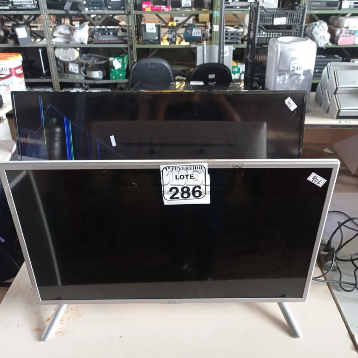 LOTE 286 - 02 TV’S PARA RETIRADA DE PEÇAS. (NO ESTADO) ATENÇÃO! FAZER A VISITAÇÃO ANTES DE ARREMATAR, NÃO SABEMOS SE FUNCIONA. LEILÃO NÃO TEM GARANTIA E NEM DEVOLUÇÃO, SUJEITO A POSSÍVEIS AVARIAS VISÍVEIS/OCULTAS E/OU AUSÊNCIA DE COMPONENTES.