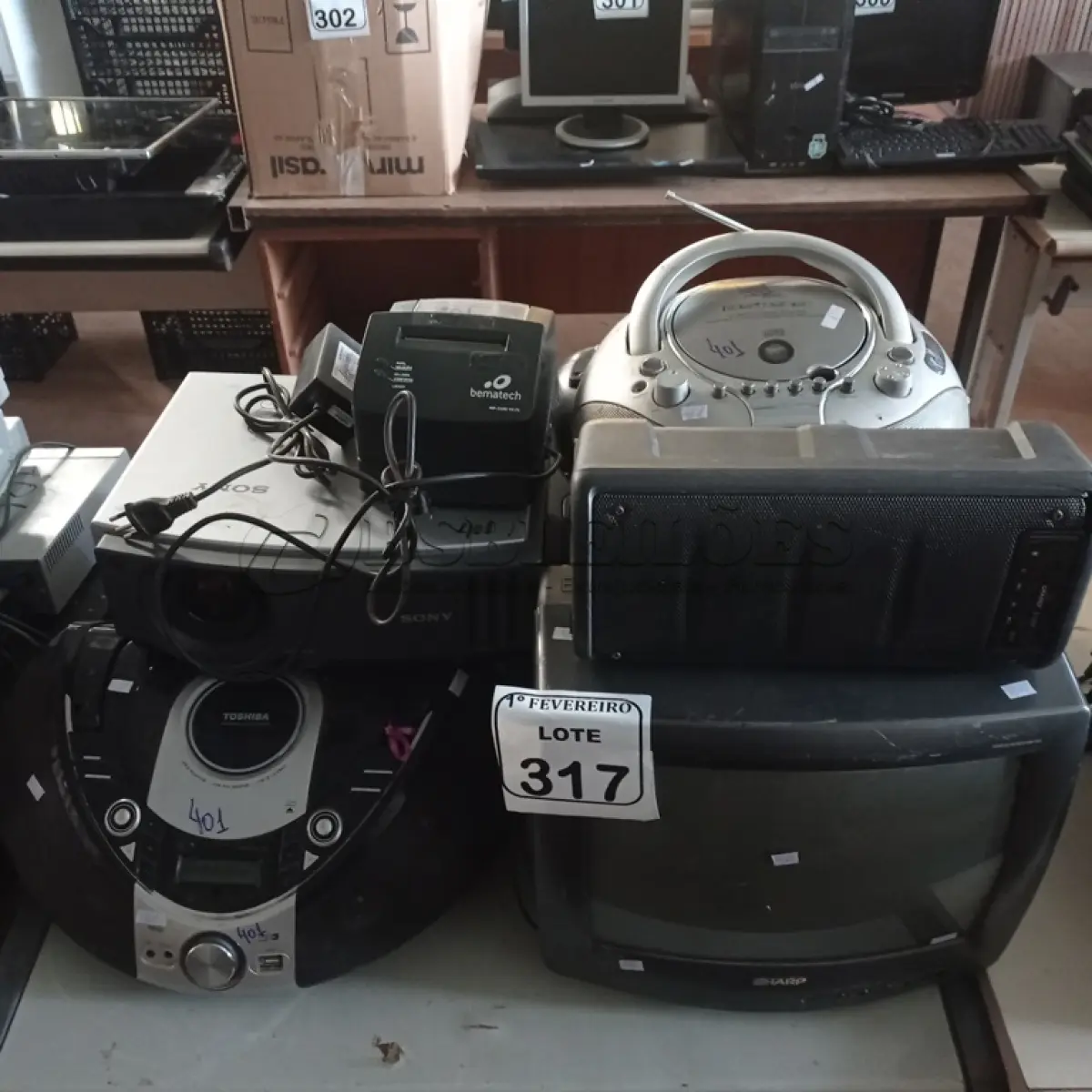 LOTE 317 - 01 LOTE COM RÁDIO, PROJETOR E TV ANTIGA.  (NO ESTADO) ATENÇÃO! FAZER A VISITAÇÃO ANTES DE ARREMATAR, NÃO SABEMOS SE FUNCIONA. LEILÃO NÃO TEM GARANTIA E NEM DEVOLUÇÃO, SUJEITO A POSSÍVEIS AVARIAS VISÍVEIS/OCULTAS E/OU AUSÊNCIA DE COMPONENTES.