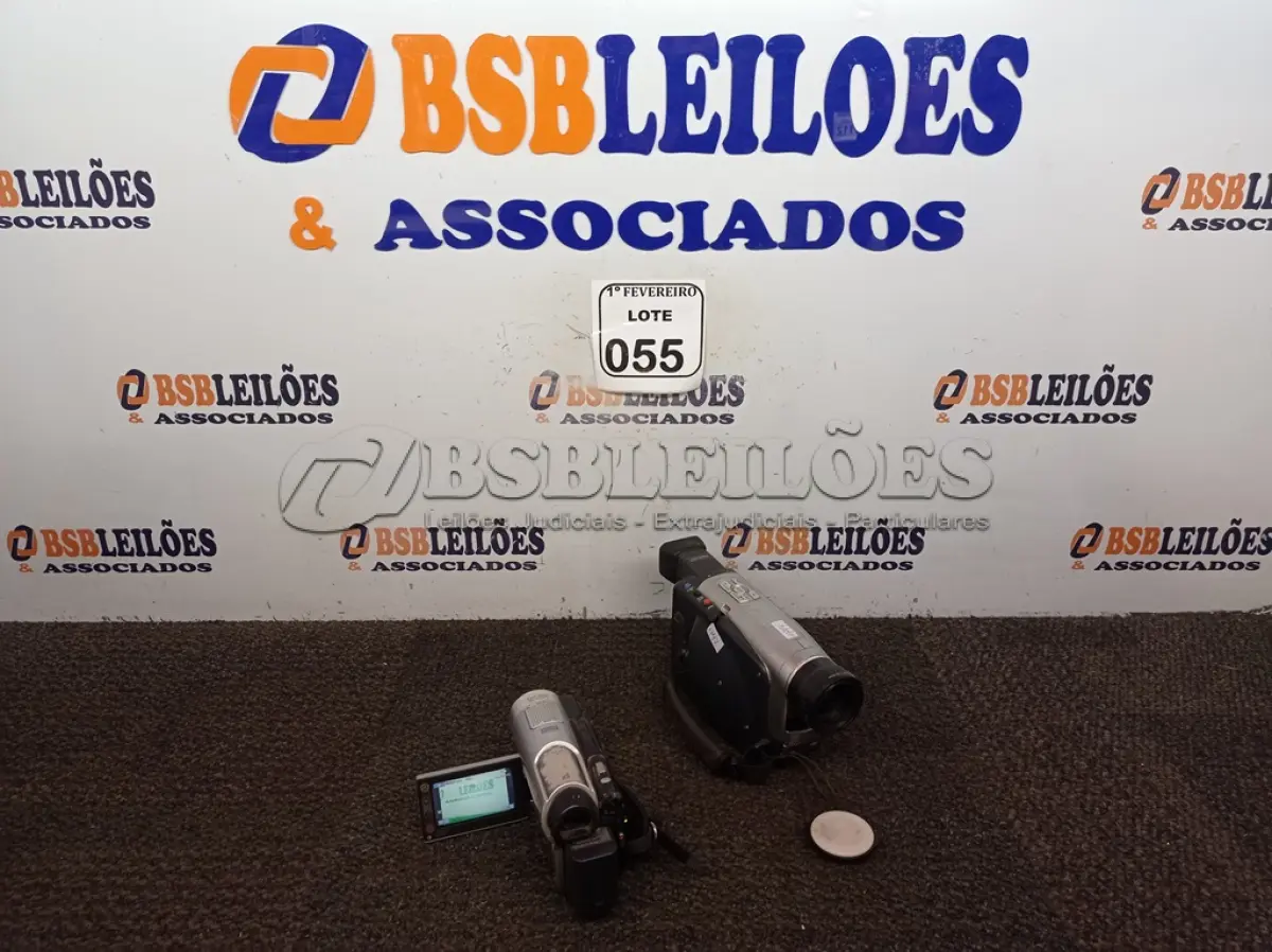 LOTE 055 - 02 CÂMERAS FILMADORAS, SENDO 01 MARCA PANASONIC SEM BATERIA E 01 MARCA SONY COM BATERIA. (NO ESTADO) ATENÇÃO! FAZER A VISITAÇÃO ANTES DE ARREMATAR, NÃO SABEMOS SE FUNCIONA. LEILÃO NÃO TEM GARANTIA E NEM DEVOLUÇÃO, SUJEITO A POSSÍVEIS AVARIAS VISÍVEIS/OCULTAS E/OU AUSÊNCIA DE COMPONENTES.