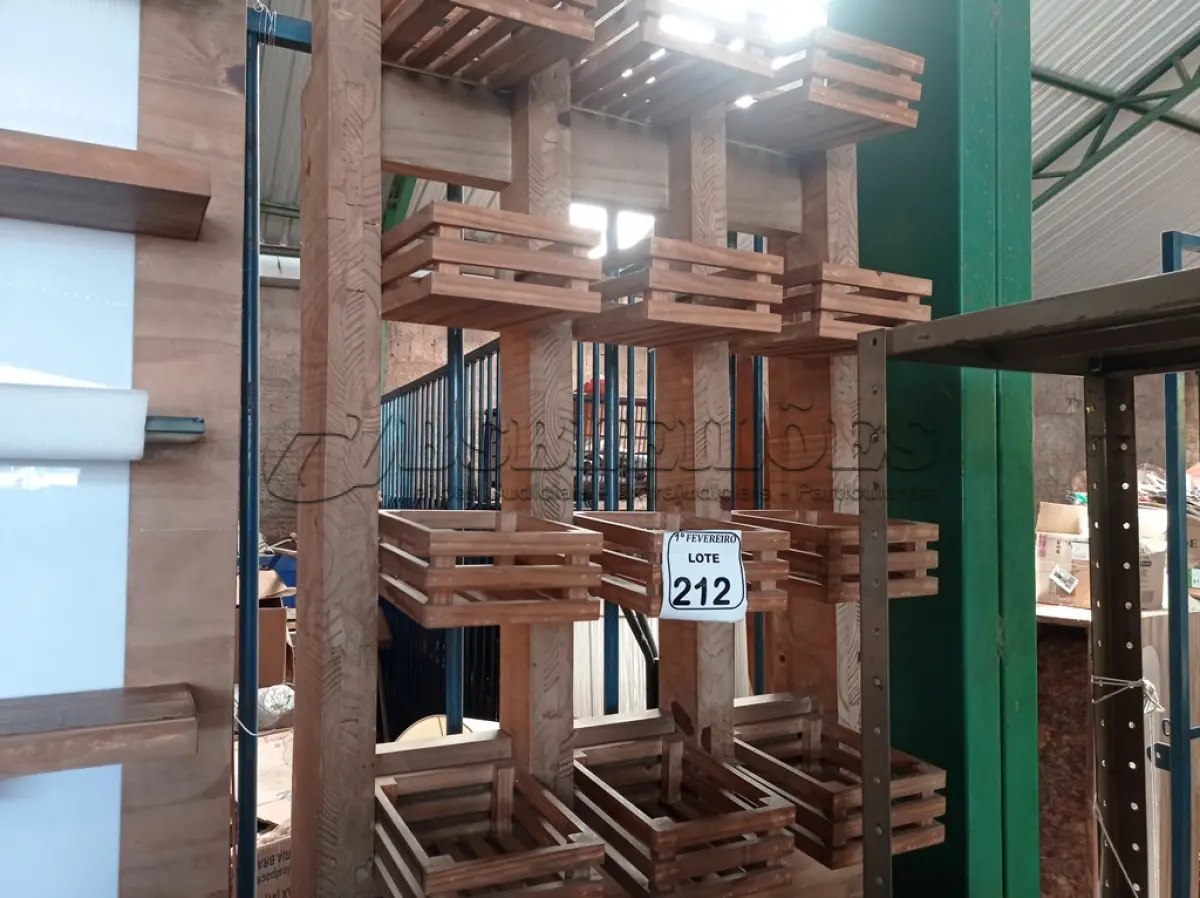 LOTE 212 - 01 ESTANTE EXPOSITORA DE PAREDE COM 12 COMPARTIMENTOS EM MADEIRA. (NOVA)(NO ESTADO) ATENÇÃO! FAZER A VISITAÇÃO ANTES DE ARREMATAR, NÃO SABEMOS SE FUNCIONA. LEILÃO NÃO TEM GARANTIA E NEM DEVOLUÇÃO, SUJEITO A POSSÍVEIS AVARIAS VISÍVEIS/OCULTAS E/OU AUSÊNCIA DE COMPONENTES.