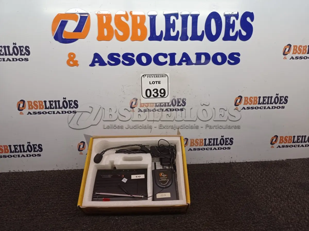 LOTE 039 - 01 BASE COM 01 MICROFONE SEM FIO MARCA KADOSH. (NO ESTADO) ATENÇÃO! FAZER A VISITAÇÃO ANTES DE ARREMATAR, NÃO SABEMOS SE FUNCIONA. LEILÃO NÃO TEM GARANTIA E NEM DEVOLUÇÃO, SUJEITO A POSSÍVEIS AVARIAS VISÍVEIS/OCULTAS E/OU AUSÊNCIA DE COMPONENTES.
