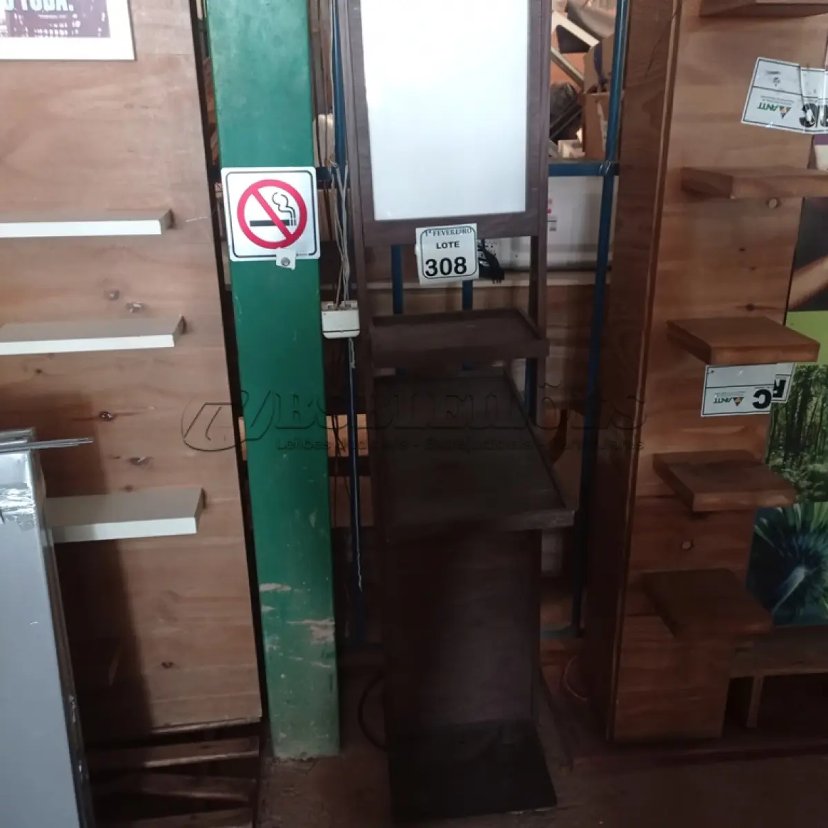 LOTE 308 - 01 EXPOSITOR EM MADEIRA. (NO ESTADO) ATENÇÃO! FAZER A VISITAÇÃO ANTES DE ARREMATAR, NÃO SABEMOS SE FUNCIONA. LEILÃO NÃO TEM GARANTIA E NEM DEVOLUÇÃO, SUJEITO A POSSÍVEIS AVARIAS VISÍVEIS/OCULTAS E/OU AUSÊNCIA DE COMPONENTES.