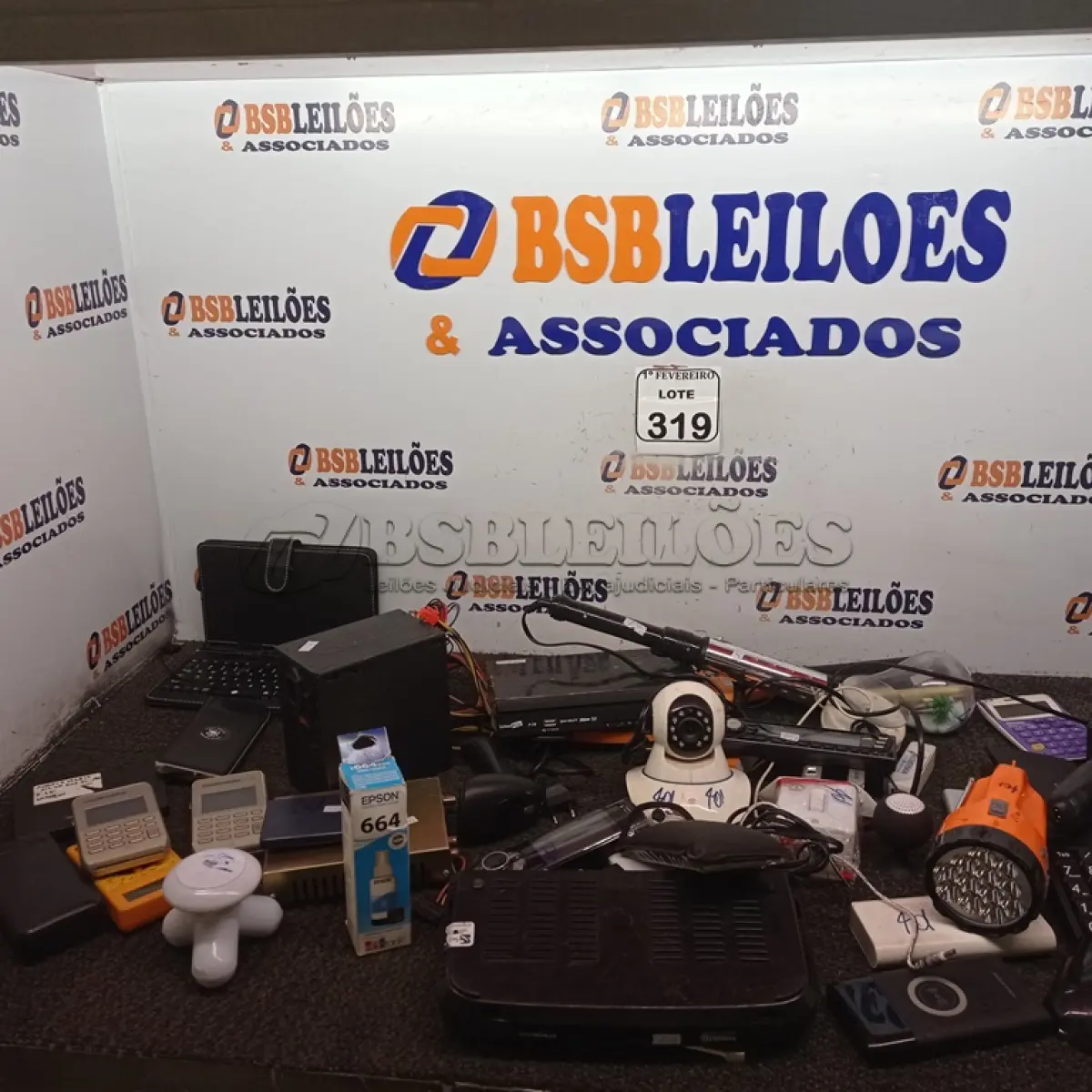 LOTE 319 - 01 LOTE COM FONTES, CARREGADORES PORTÁTEIS, CALCULADORAS E MULTÍMETROS. (NO ESTADO) ATENÇÃO! FAZER A VISITAÇÃO ANTES DE ARREMATAR, NÃO SABEMOS SE FUNCIONA. LEILÃO NÃO TEM GARANTIA E NEM DEVOLUÇÃO, SUJEITO A POSSÍVEIS AVARIAS VISÍVEIS/OCULTAS E/OU AUSÊNCIA DE COMPONENTES.