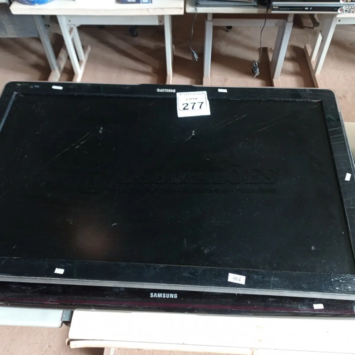 LOTE 277 - 02 TV’S PARA RETIRADAS DE PEÇAS. (NO ESTADO) ATENÇÃO! FAZER A VISITAÇÃO ANTES DE ARREMATAR, NÃO SABEMOS SE FUNCIONA. LEILÃO NÃO TEM GARANTIA E NEM DEVOLUÇÃO, SUJEITO A POSSÍVEIS AVARIAS VISÍVEIS/OCULTAS E/OU AUSÊNCIA DE COMPONENTES.